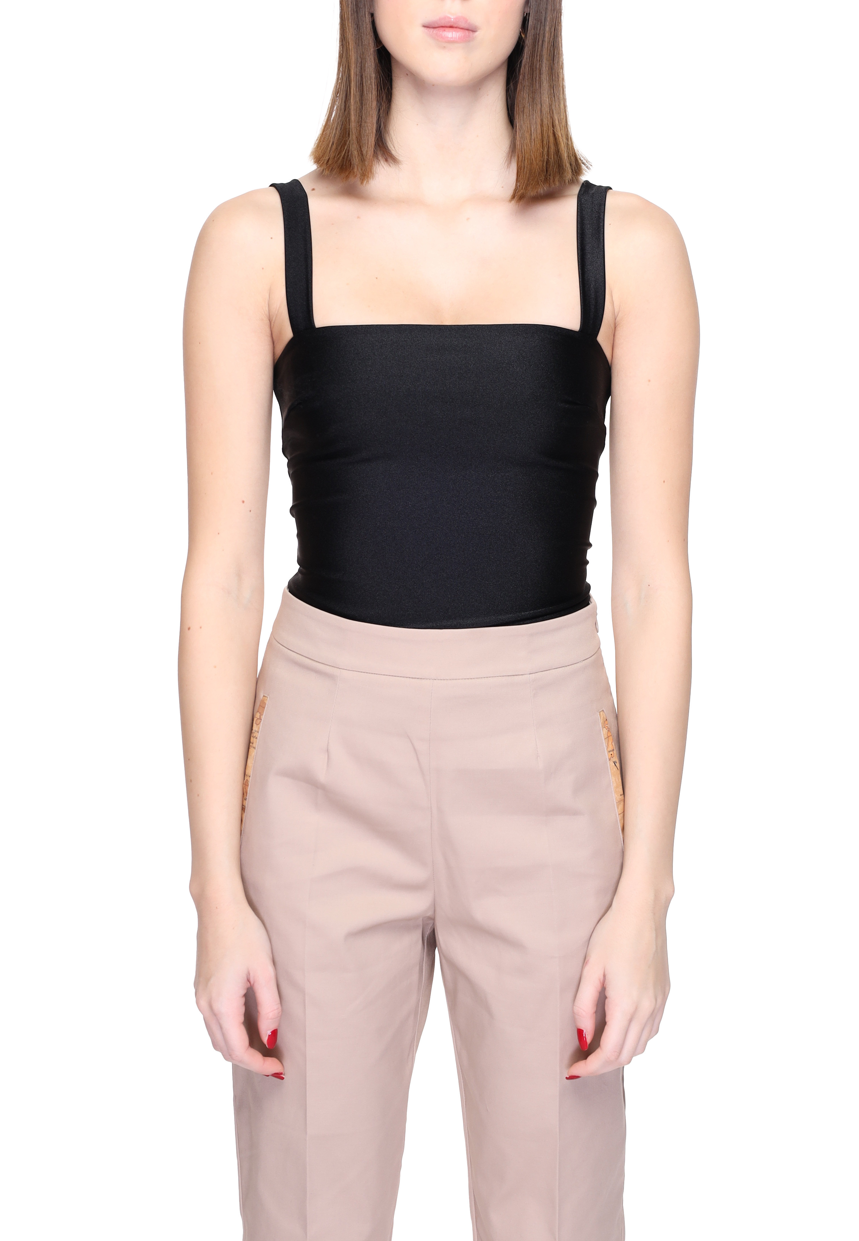 Černý top s hranatým výstřihem