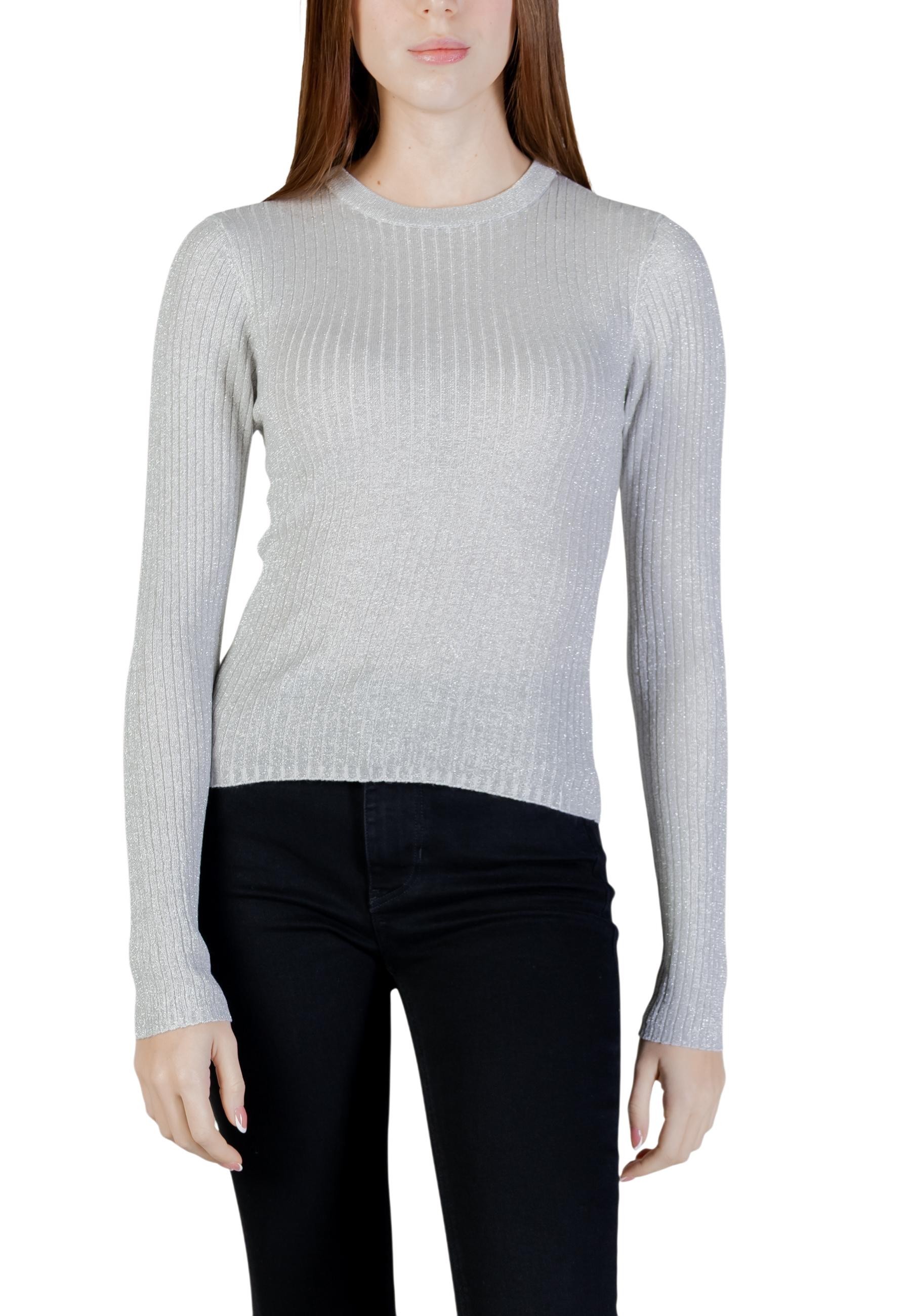 Světle šedý svetr s dlouhými rukávy