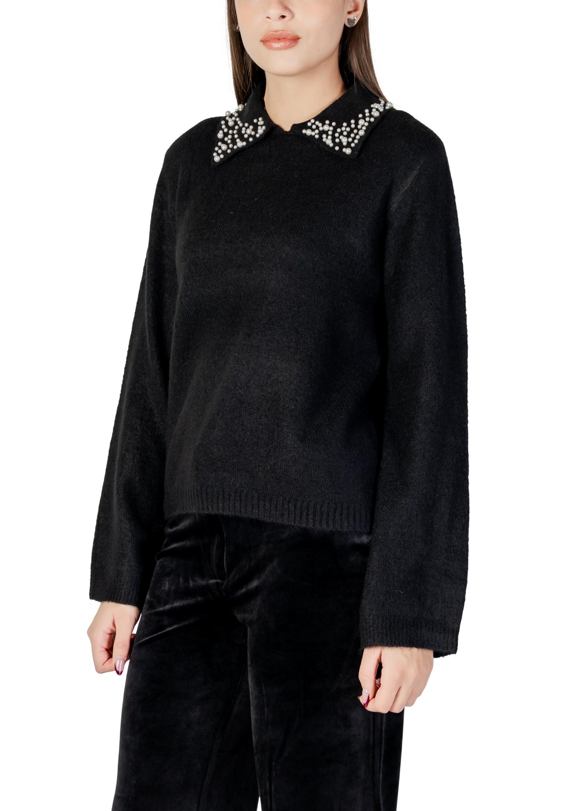 Черен пуловер с декоративна яка