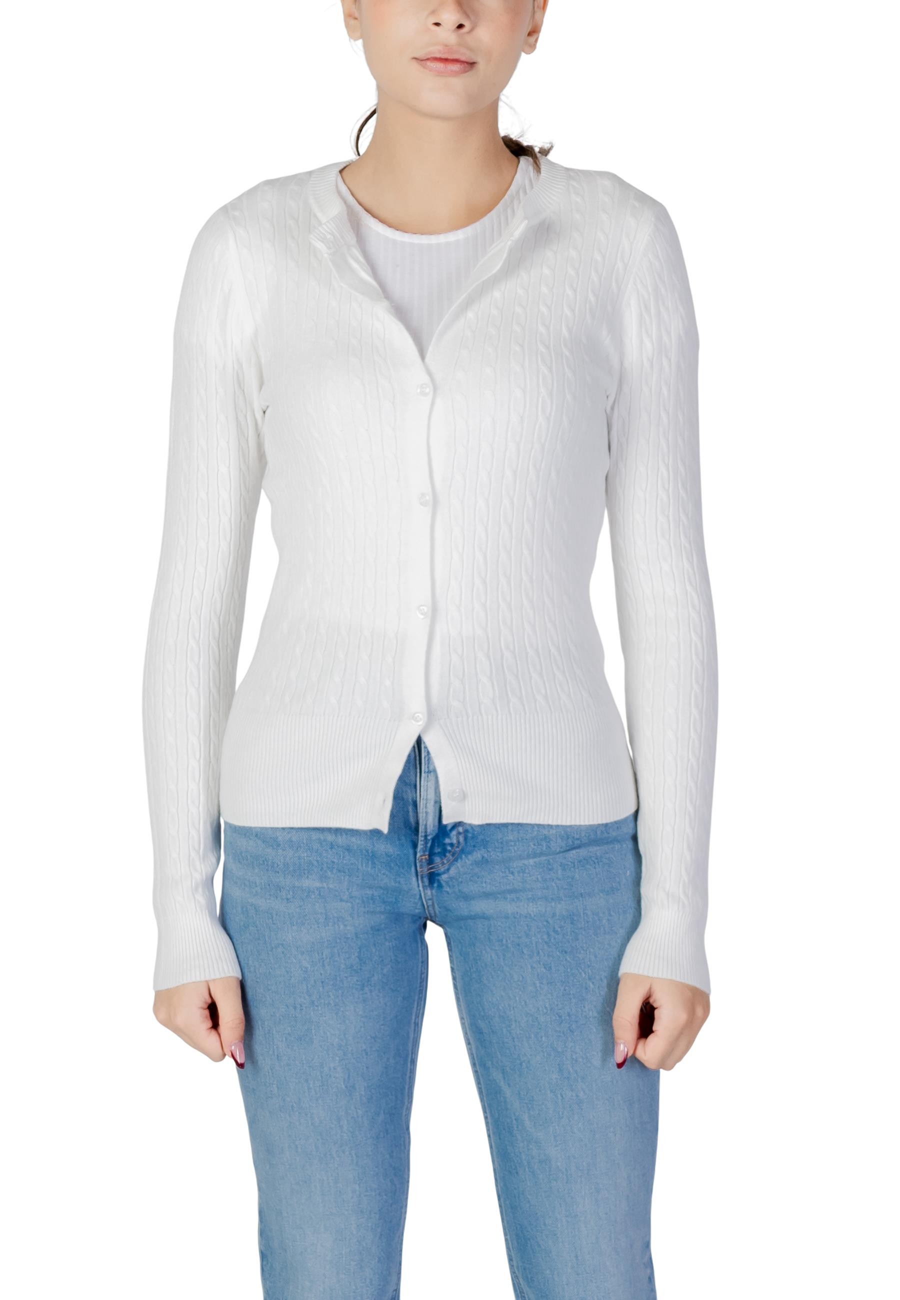 Бял пуловер с копчета