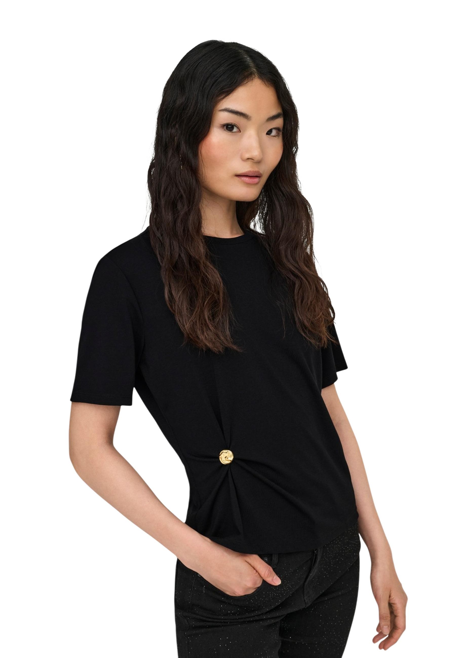 Само черна тениска с къс ръкав