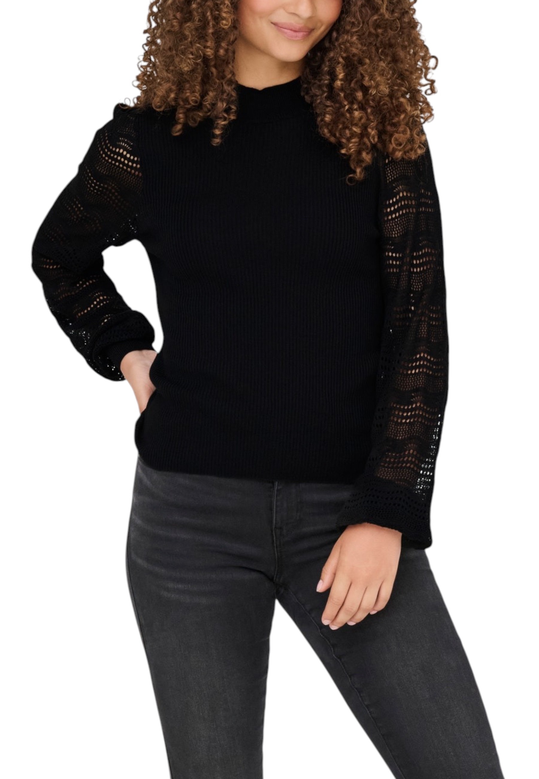 Черен пуловер с дантелени ръкави