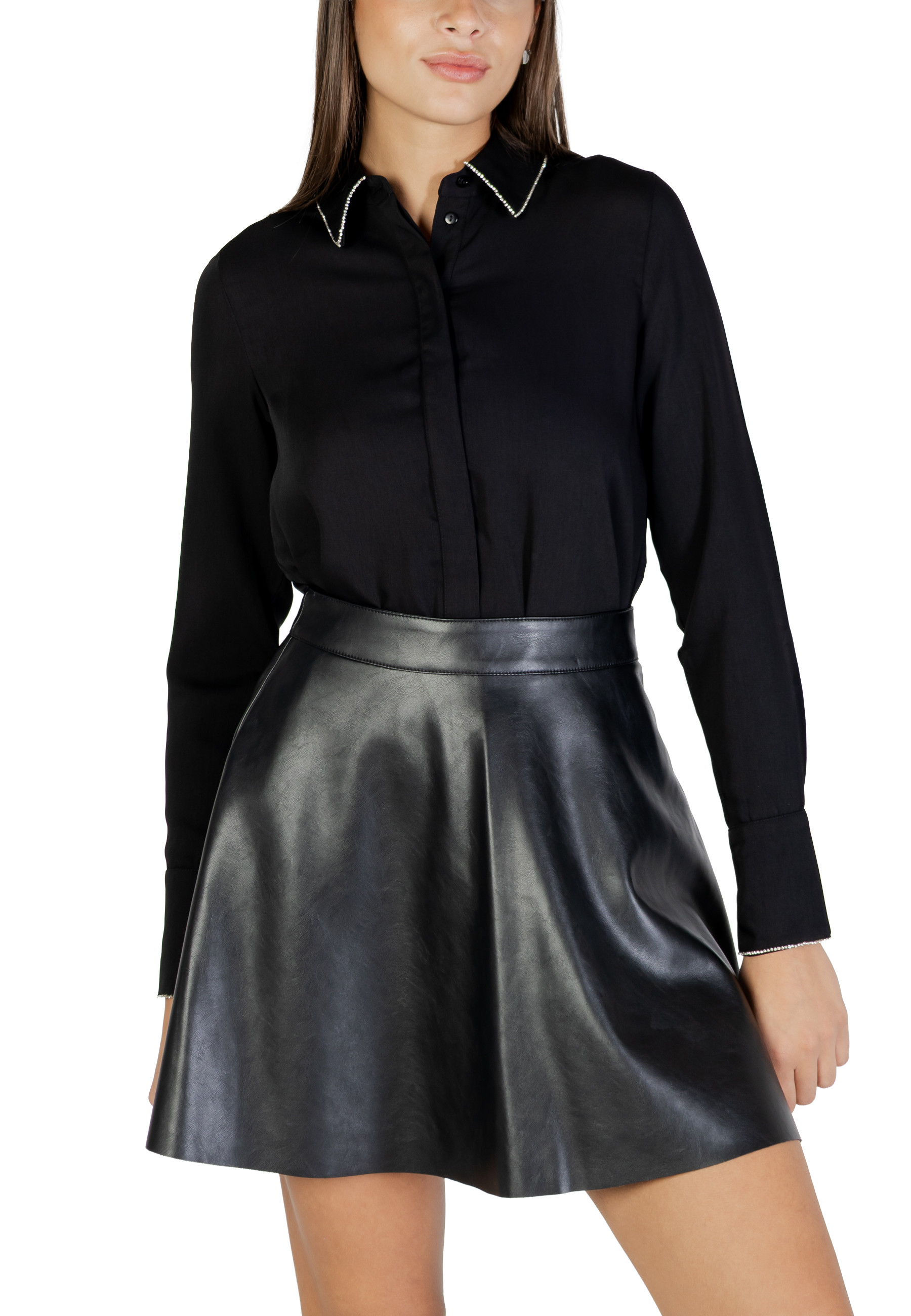 Černá košile a kožená sukně