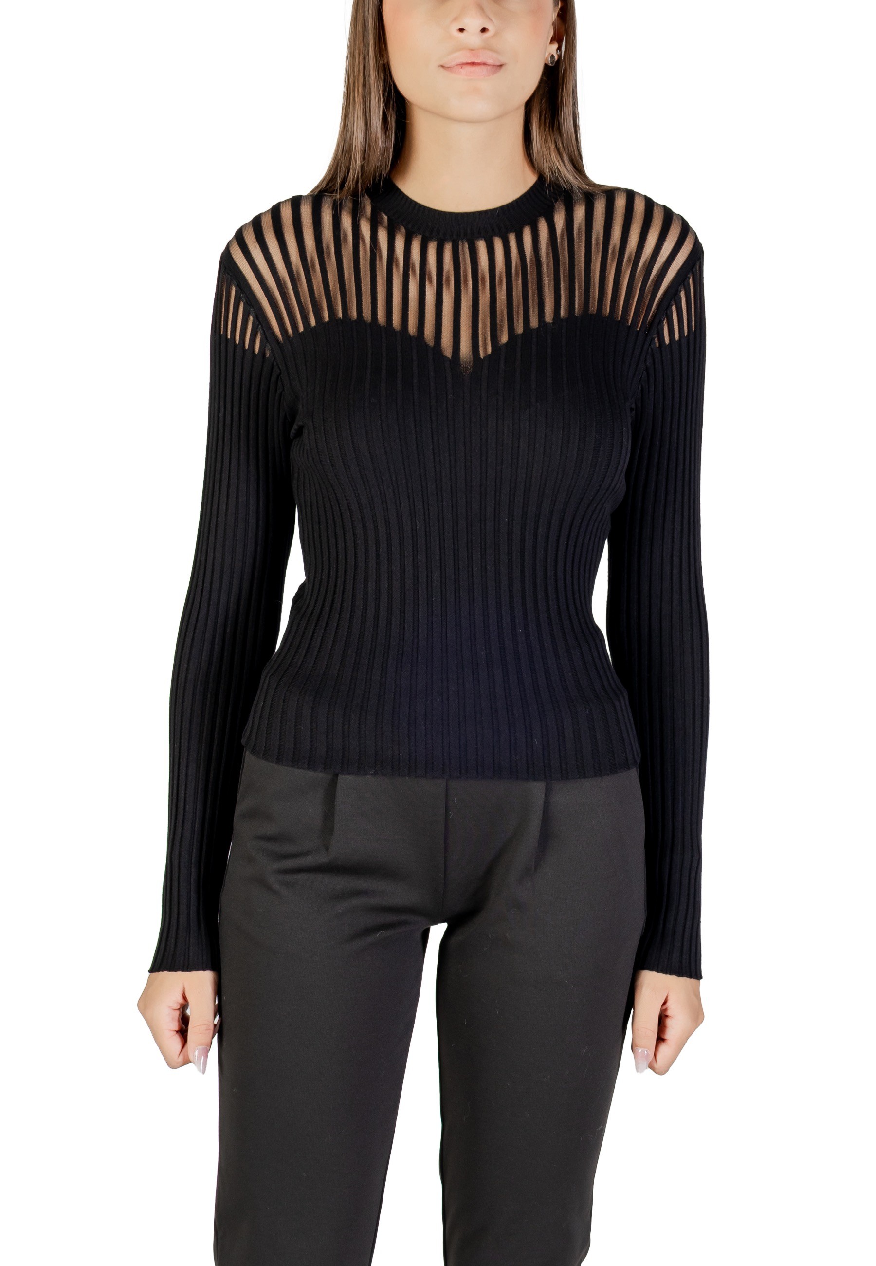 Černý svetr s průsvitným detailem