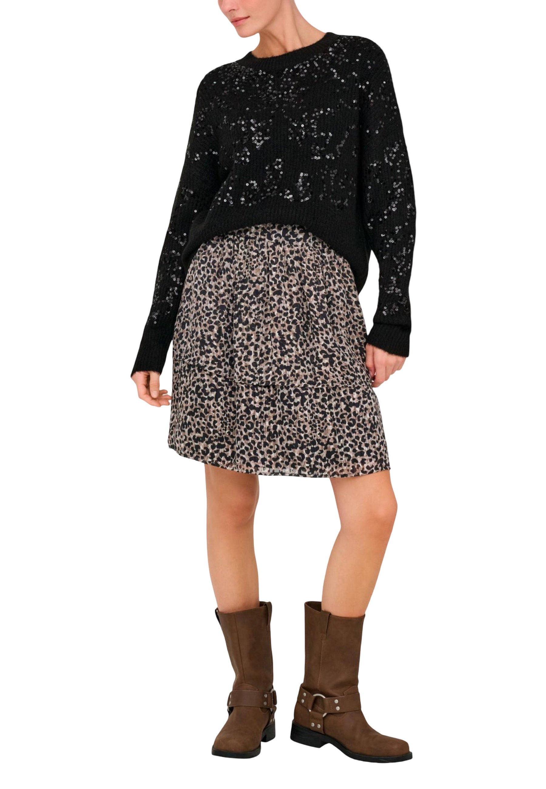 Черен пуловер и рокля с шарки