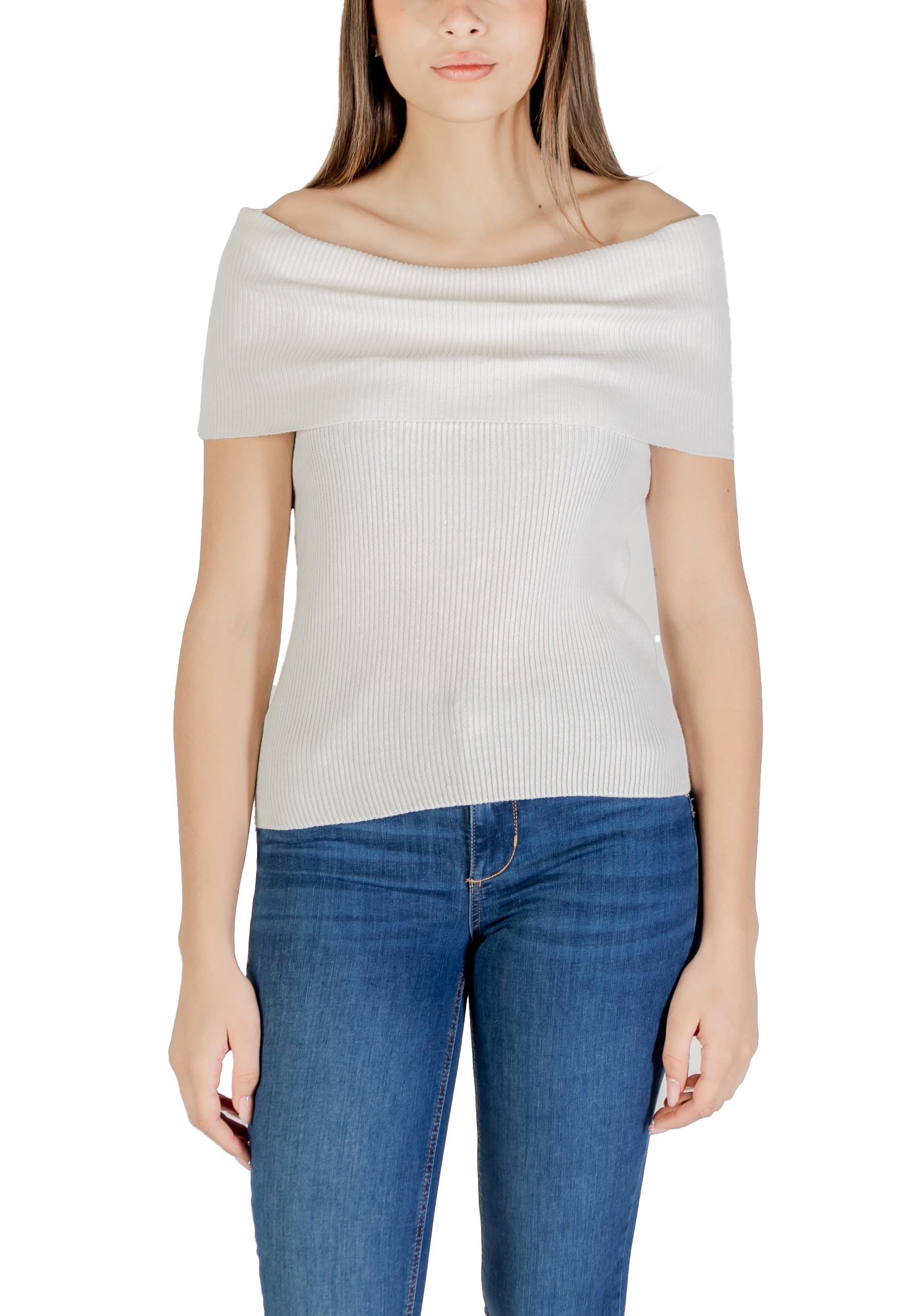 Бяла дамска блуза с деколте тип лодка