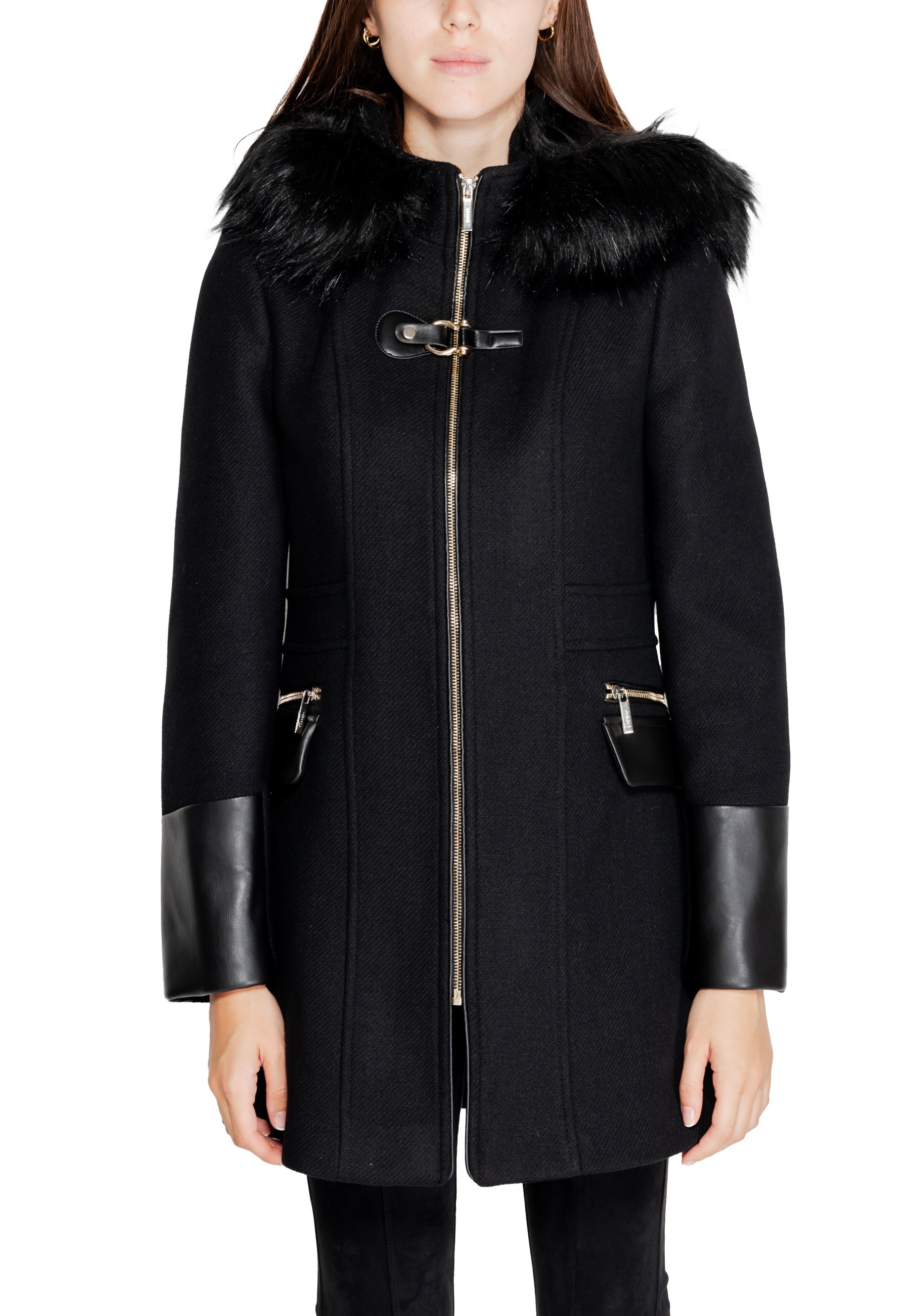 Černý kabát s kožešinovým límcem