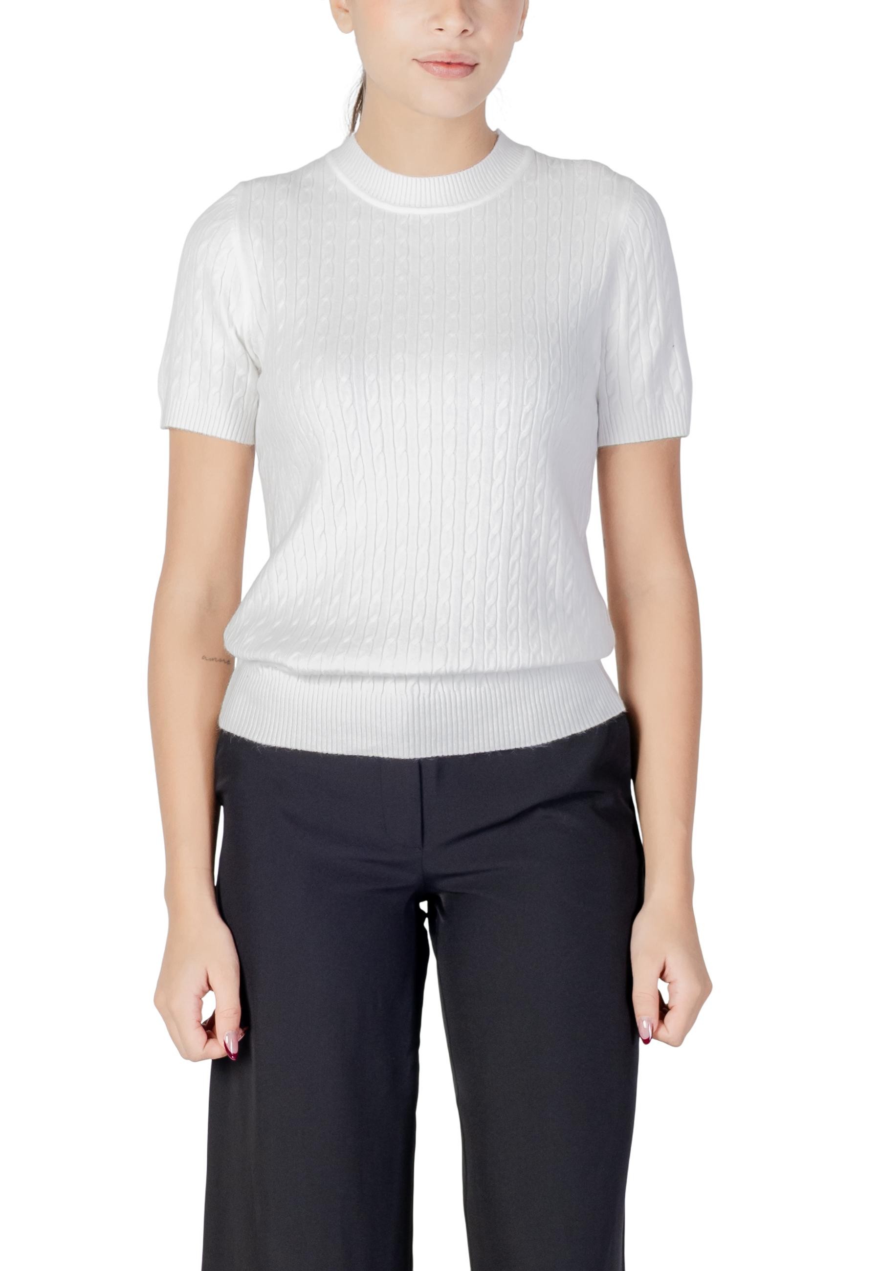 Бяла тениска с къс ръкав