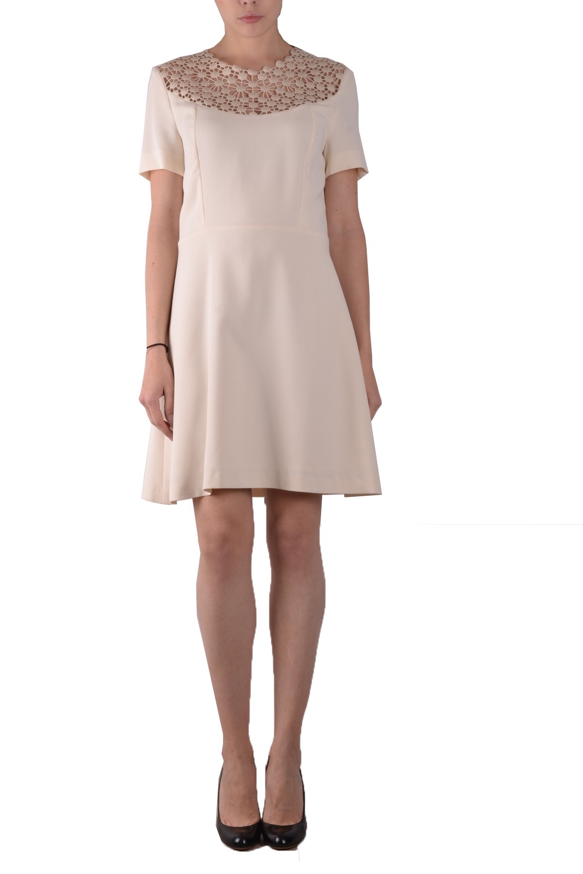 Кремава рокля с дантелени детайли