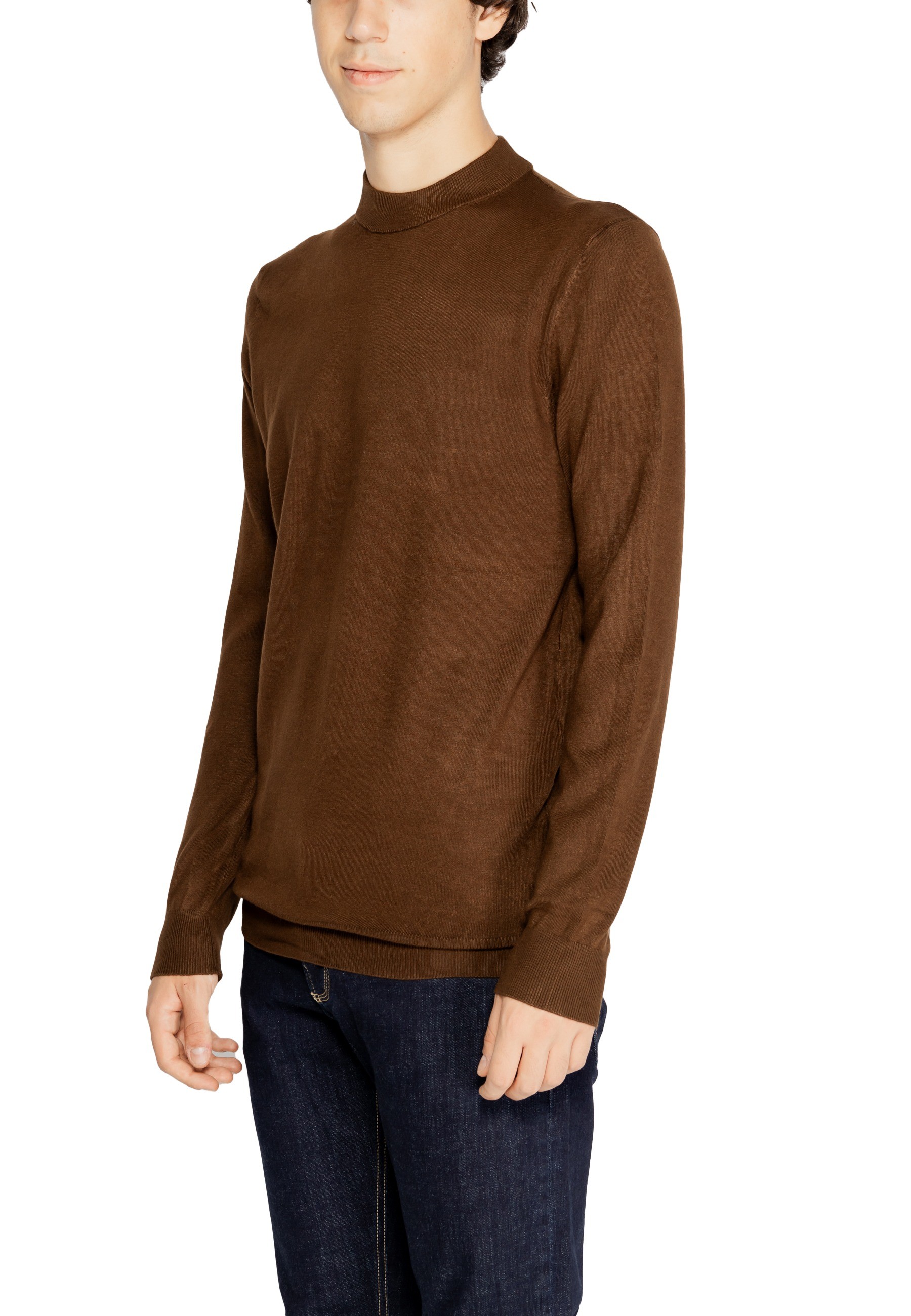 Кафява поло яка на Антони Морато