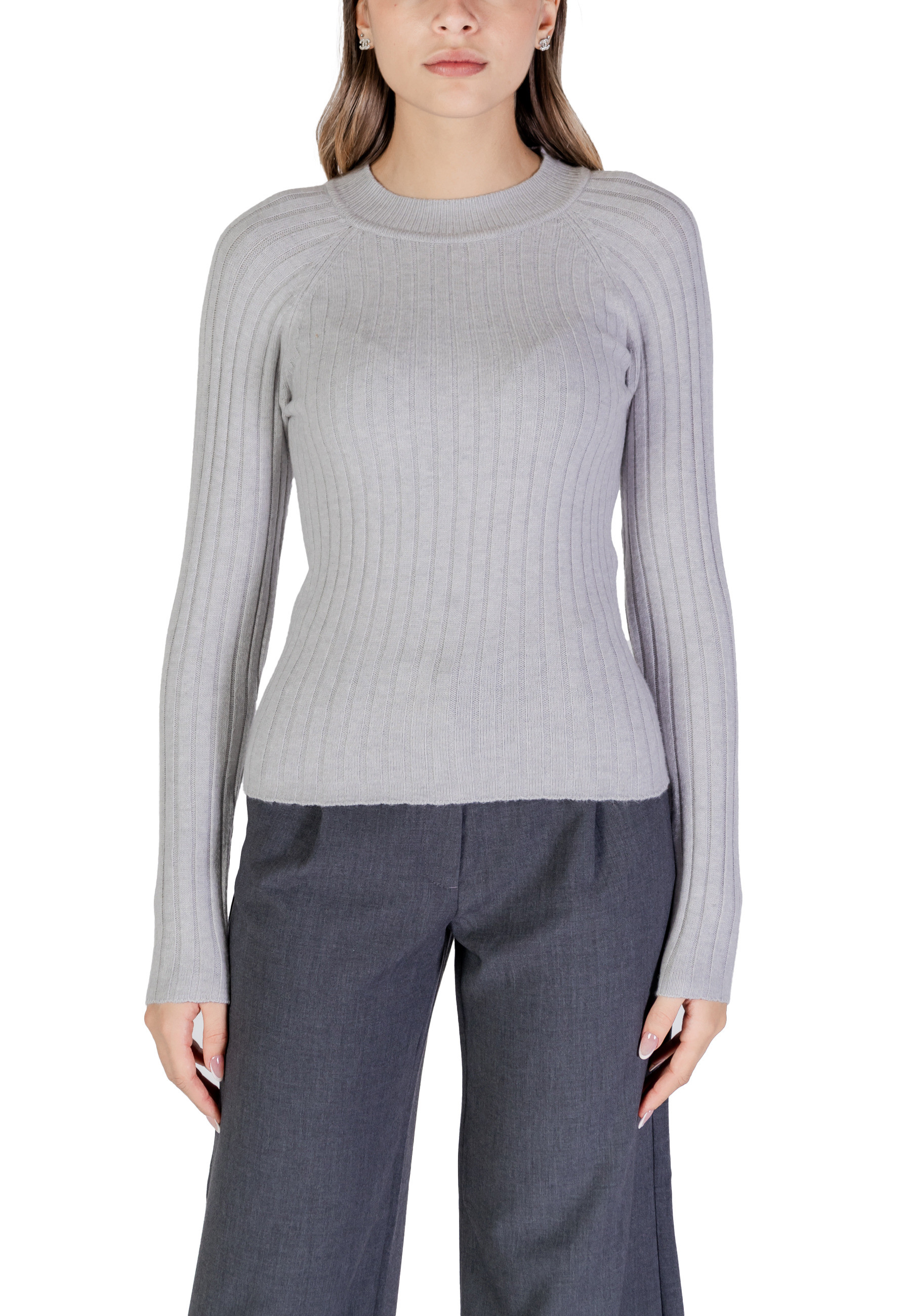 Сив пуловер на Жаклин Де Йонг