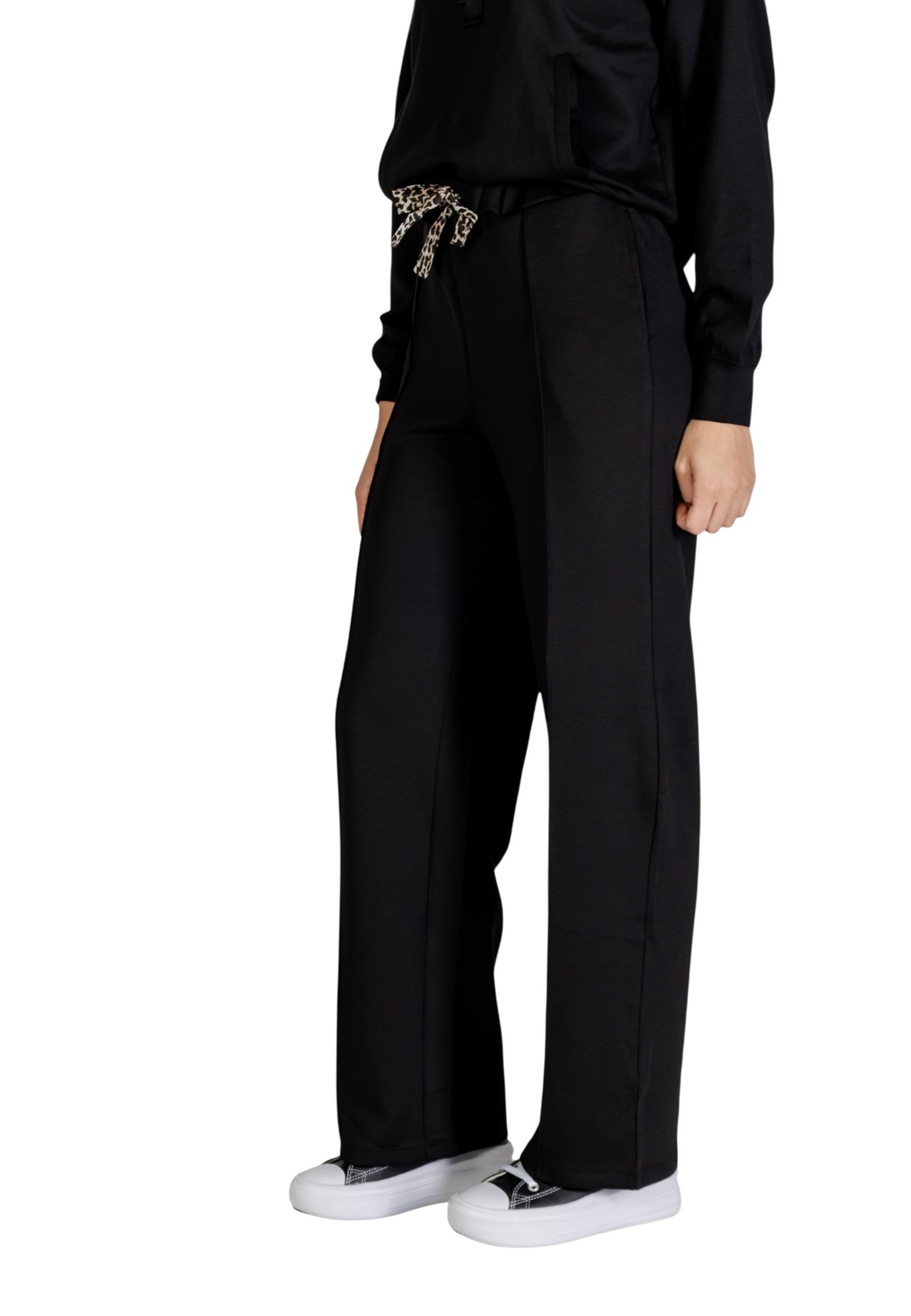 Само черни панталони