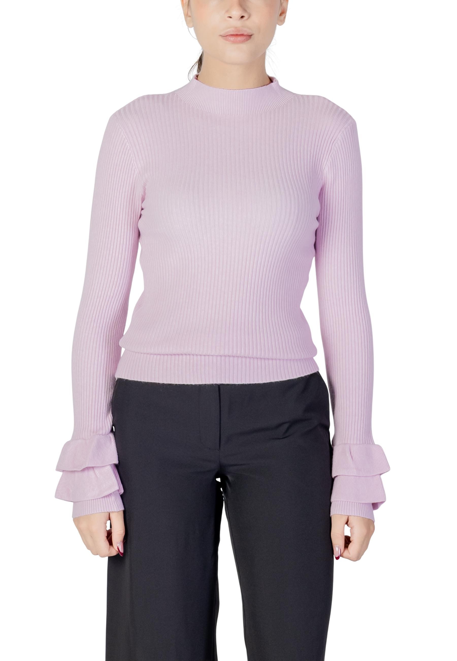 Fialový svetr s volánovými rukávy