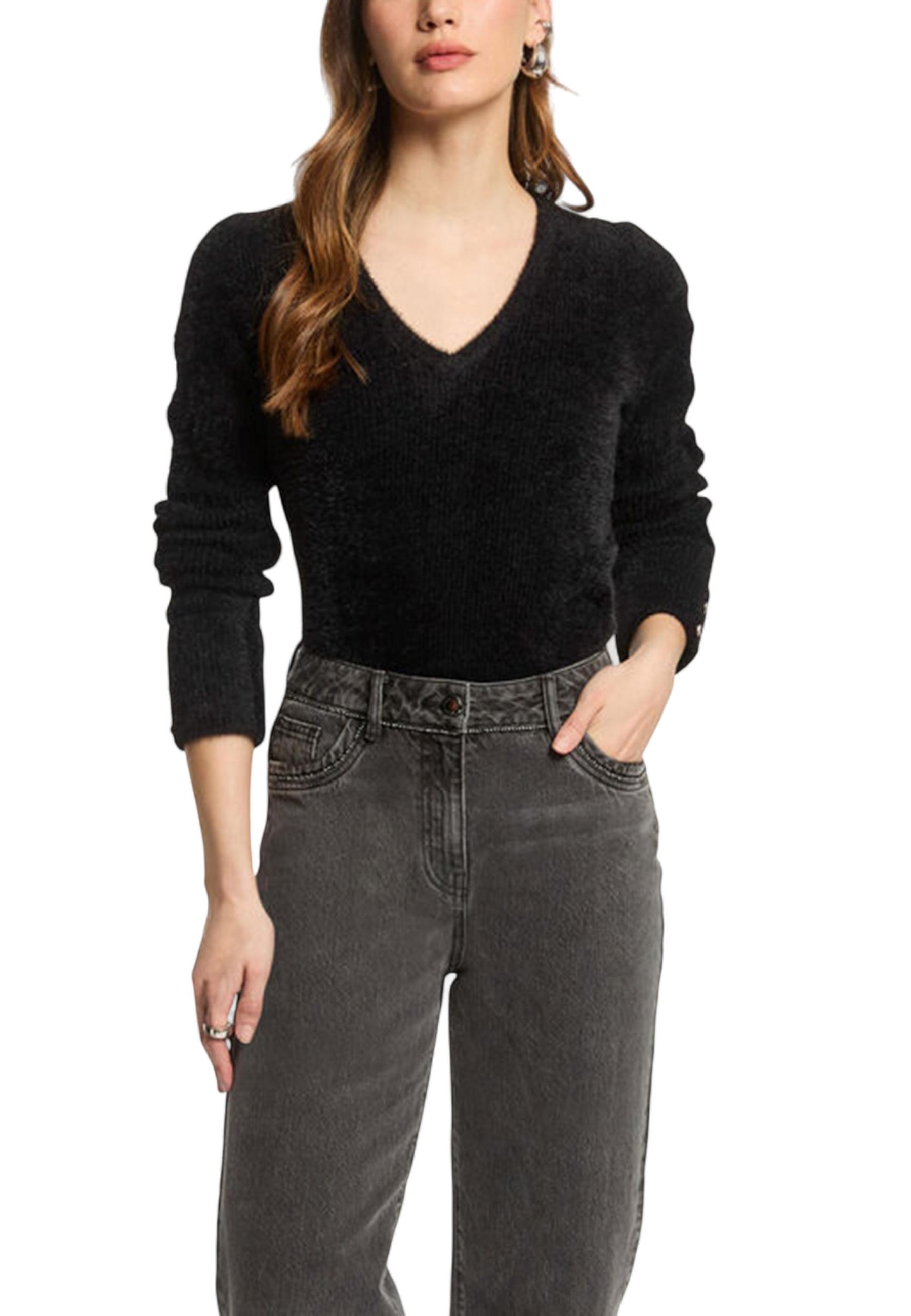 Черен пуловер с V-образно деколте