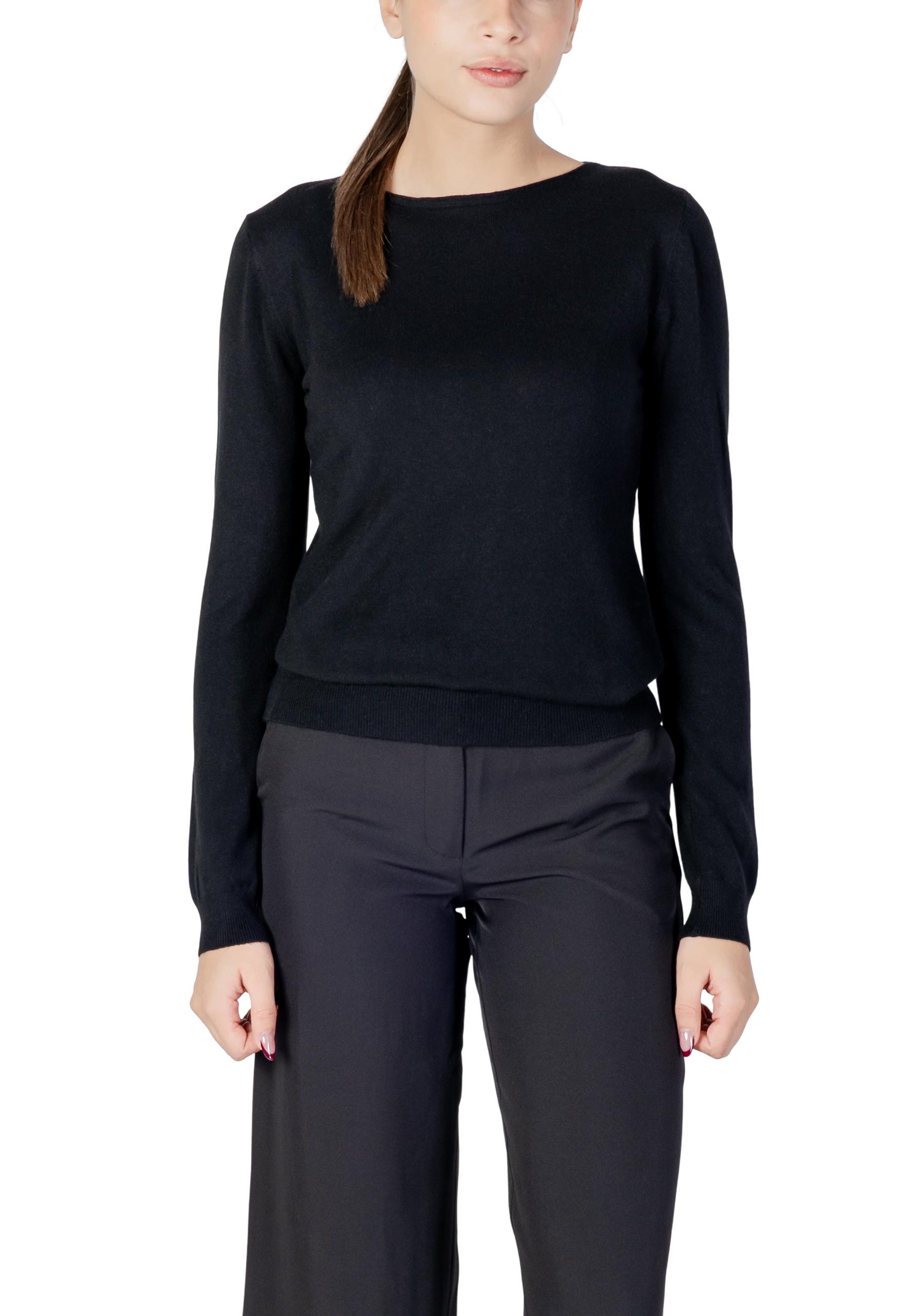 Čierny basic sveter s dlhým rukávom