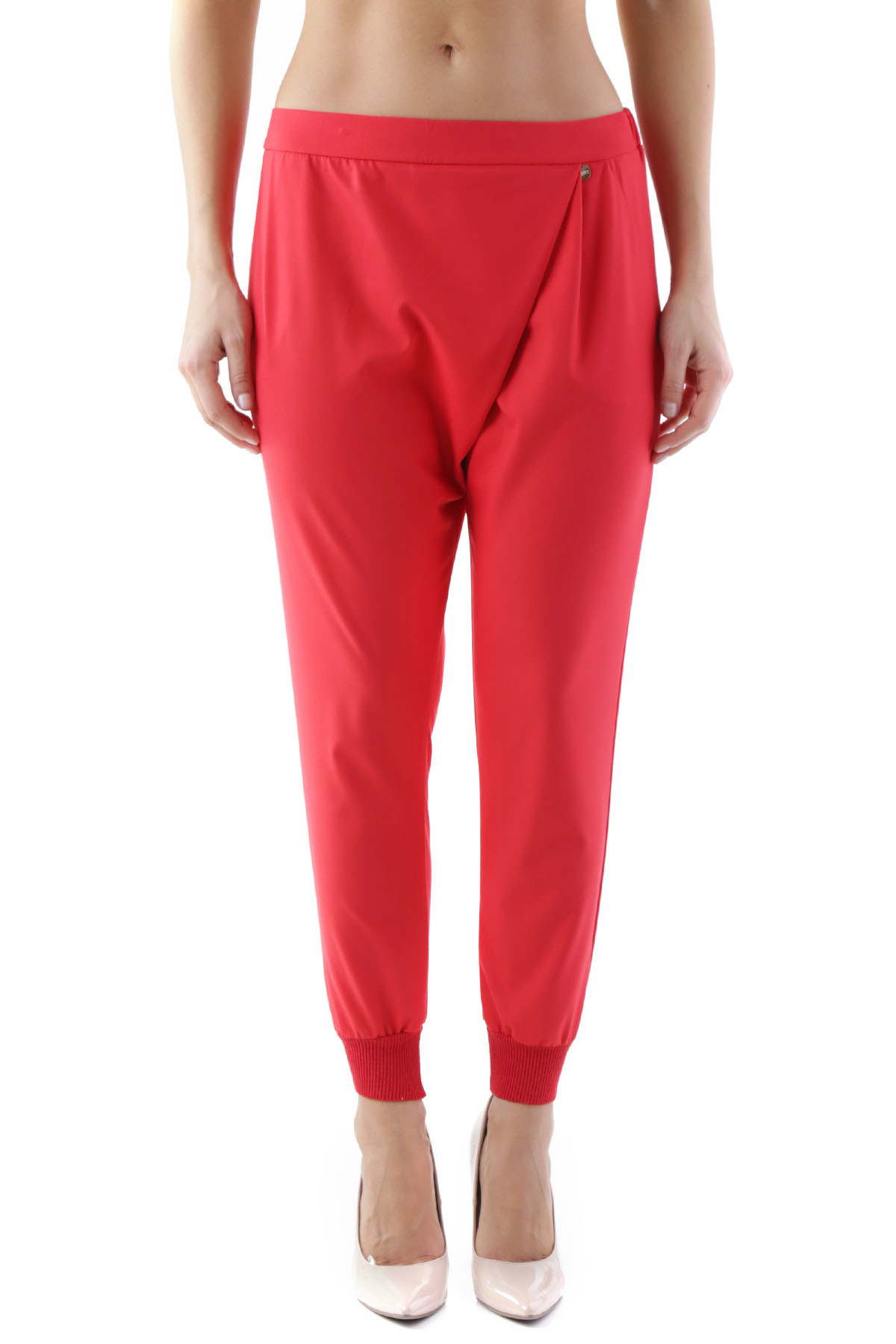 Червени панталони на Кристина Гавиоли