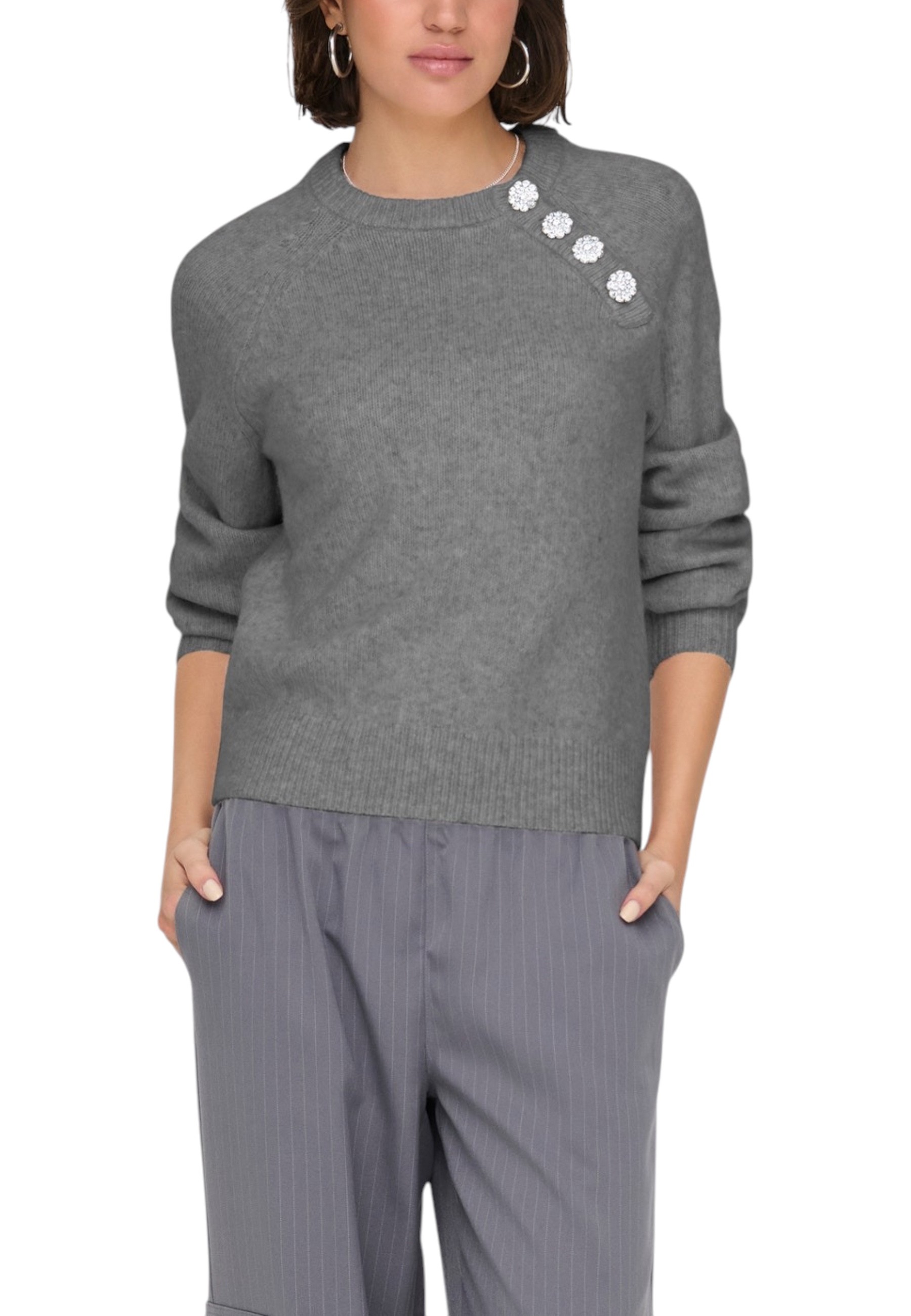 Šedý svetr s ozdobnými knoflíčky