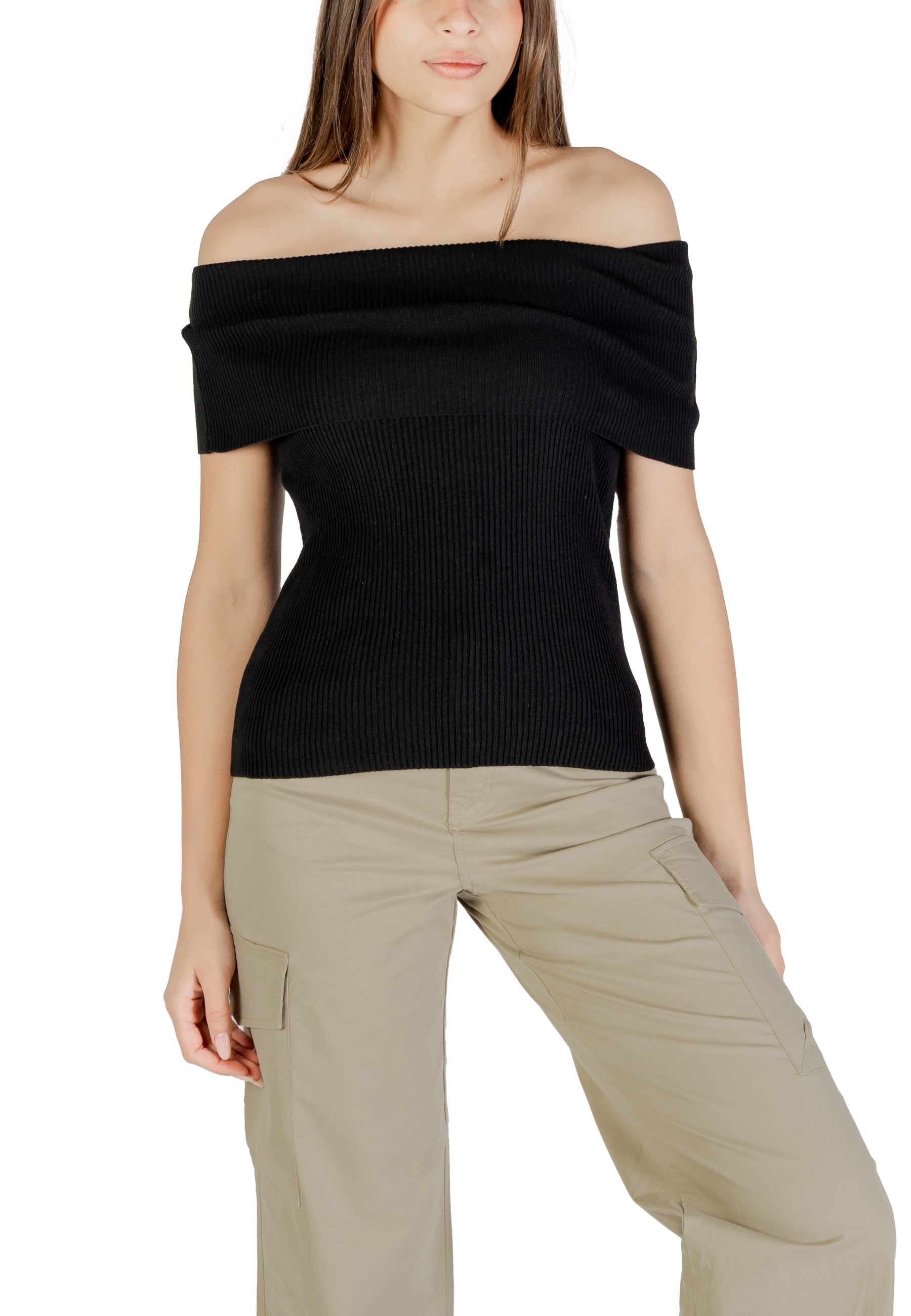 Černý top s lodičkovým výstřihem