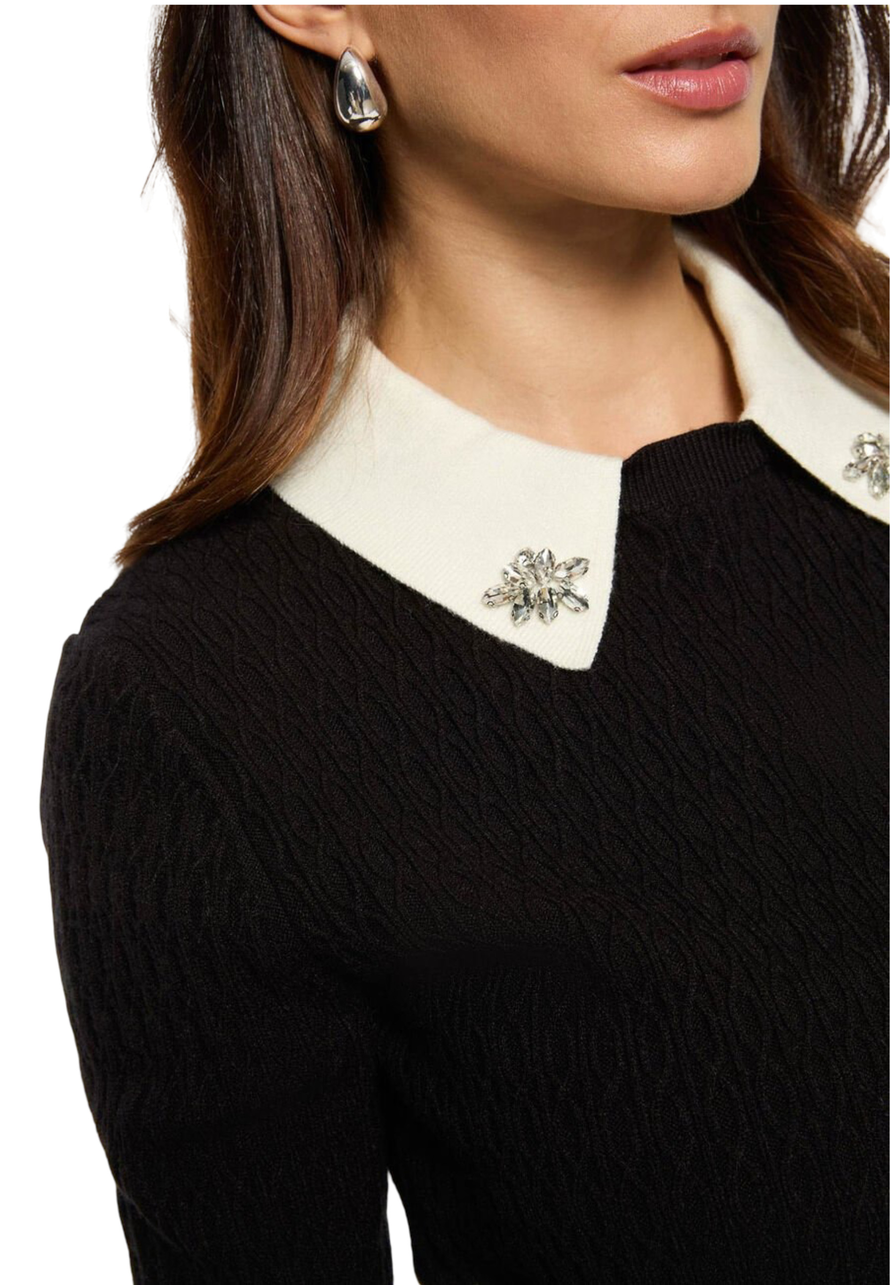 Черен пуловер с декоративна яка