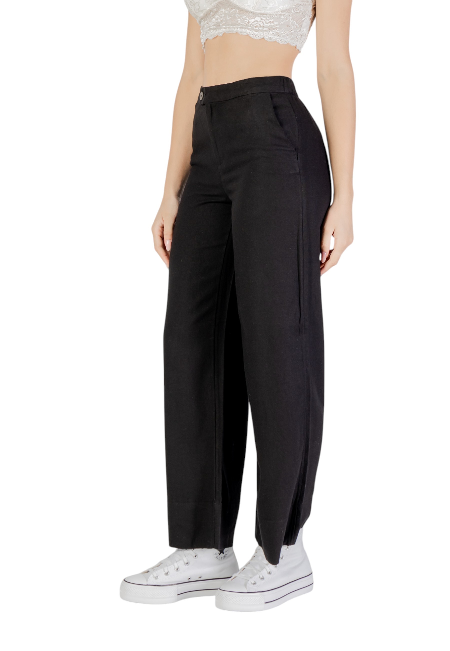 Само черни панталони