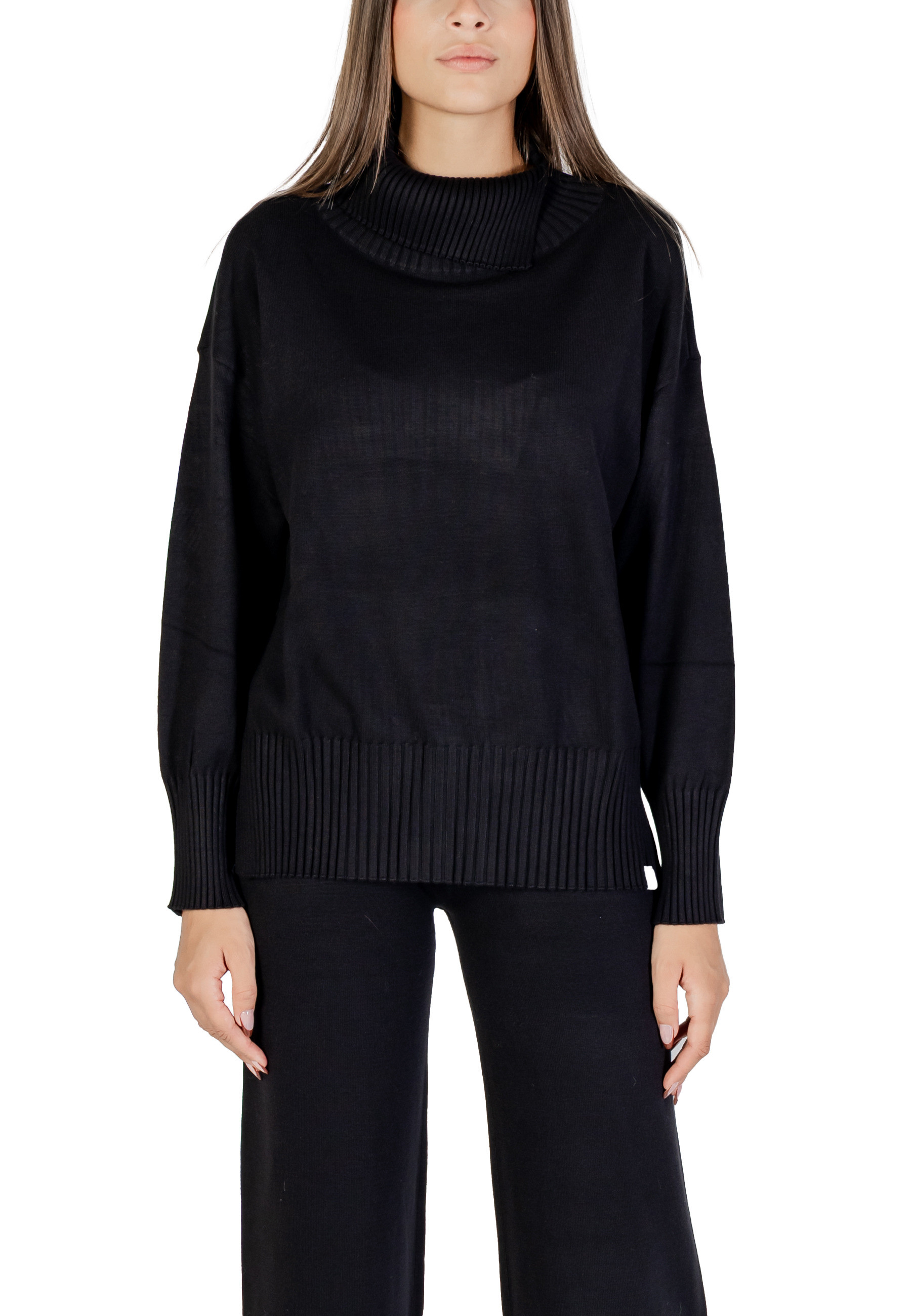 Černý rolákový svetr