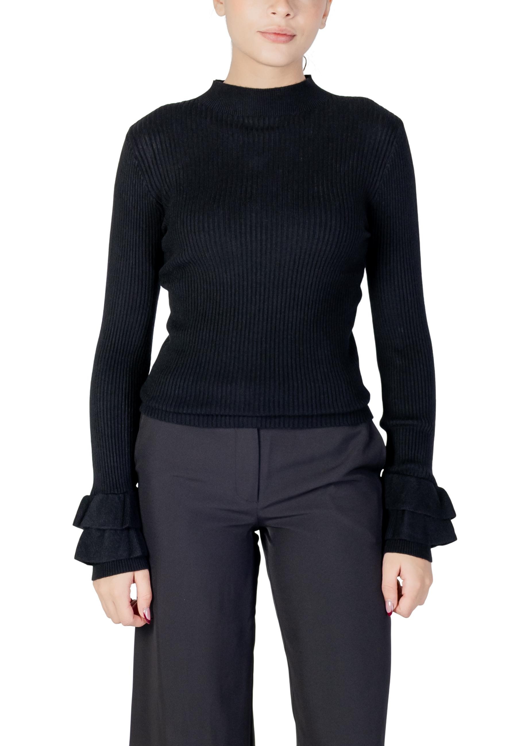 Černý svetr s dlouhými rukávy