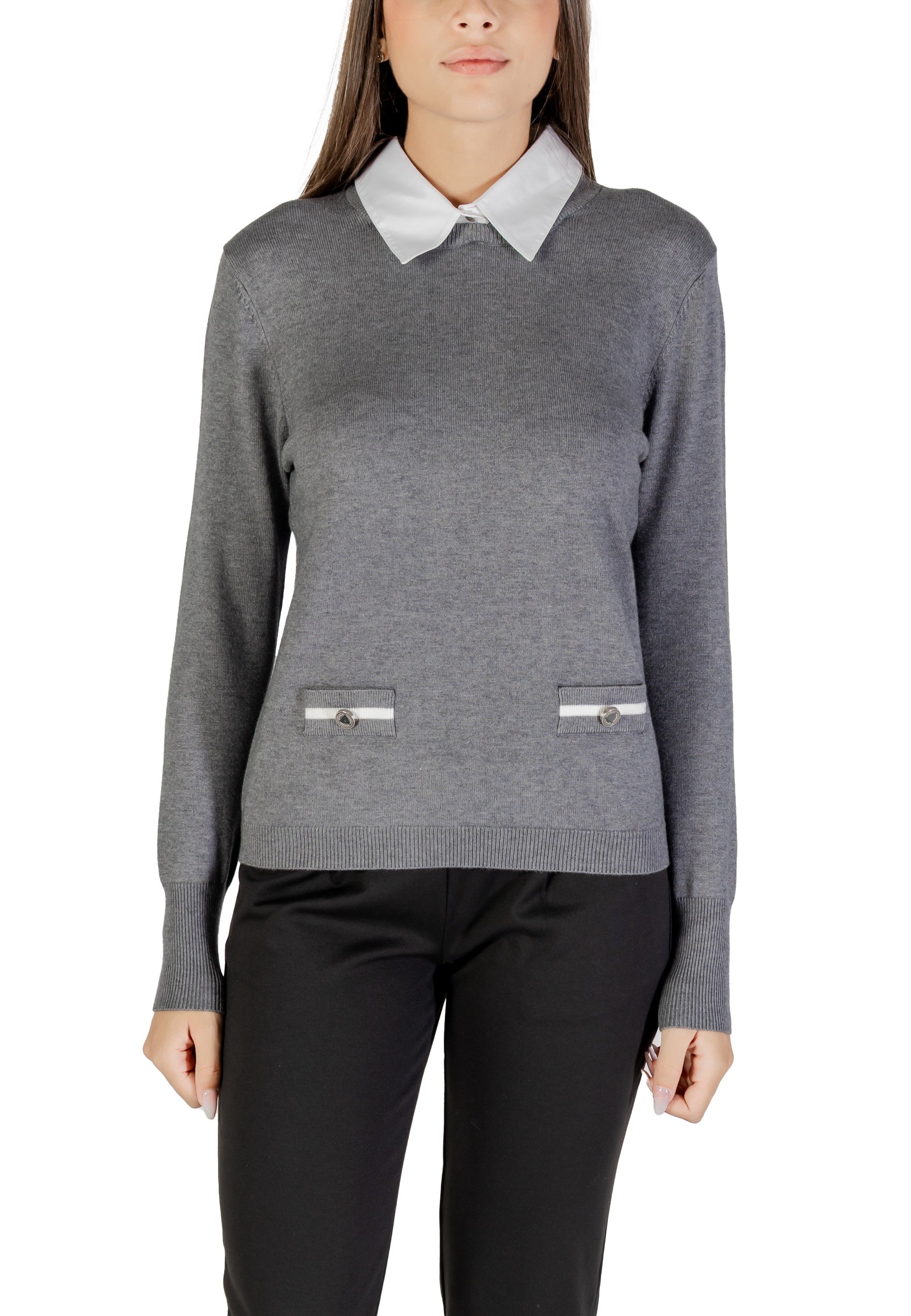 Šedý svetr s bílým límcem