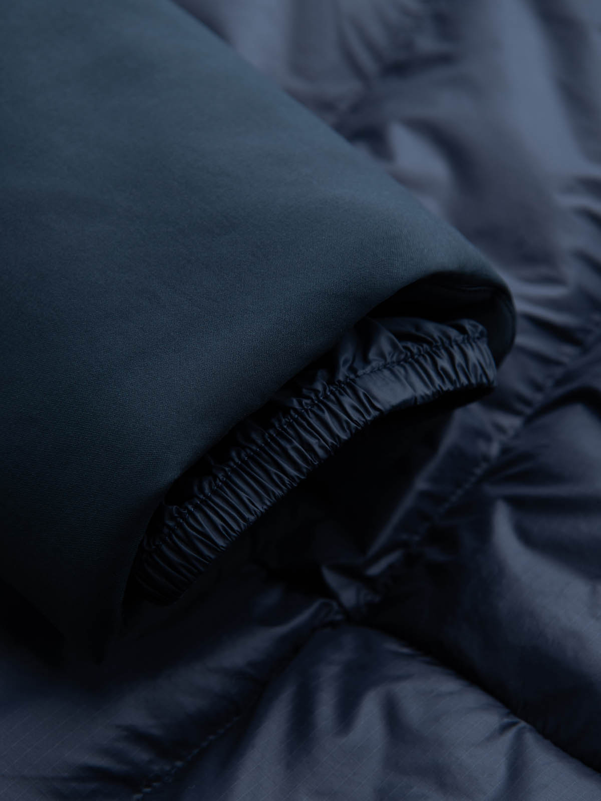 Ombre Men&#039;s quilted long jacket with large pockets - navy blue