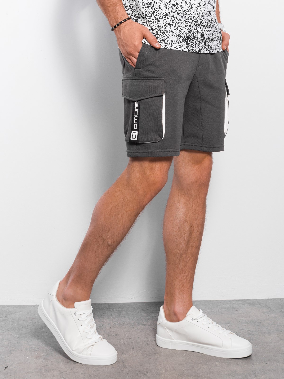 Ombre Men's shorts with cargo pockets - dark grey