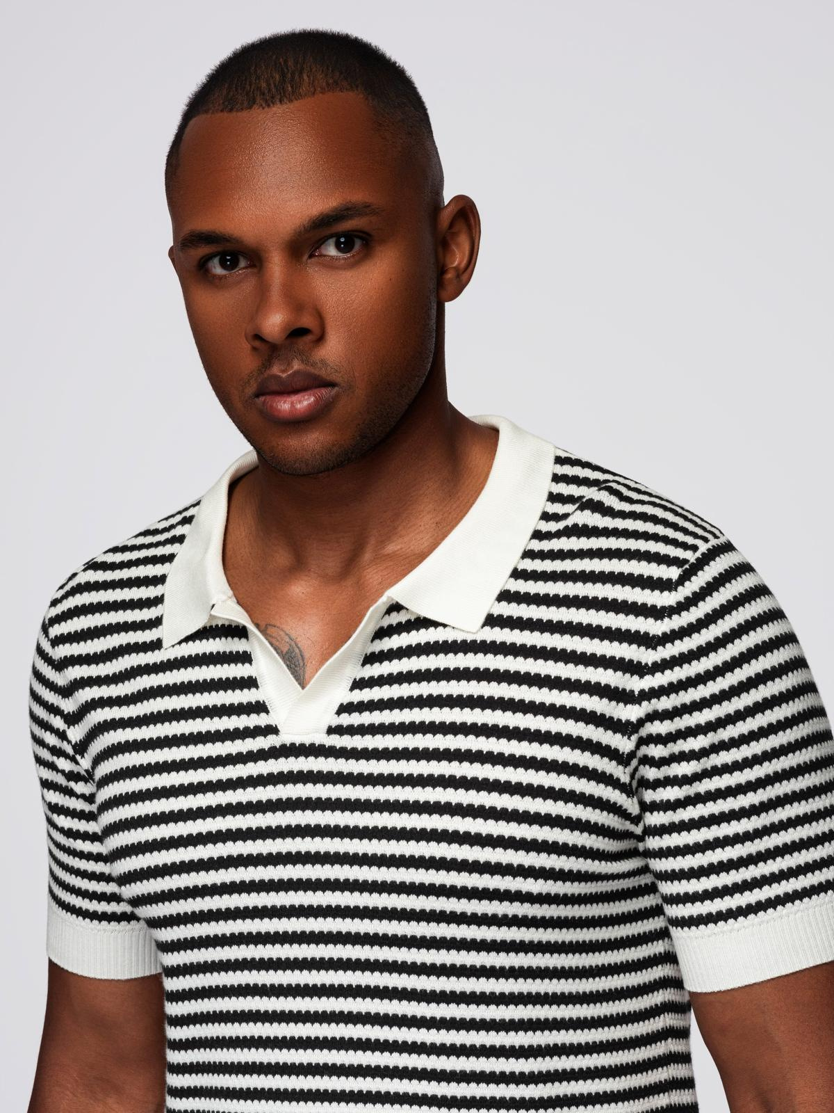 Ombre Men's knitted buttonless polo shirt with navy stripes - black and white