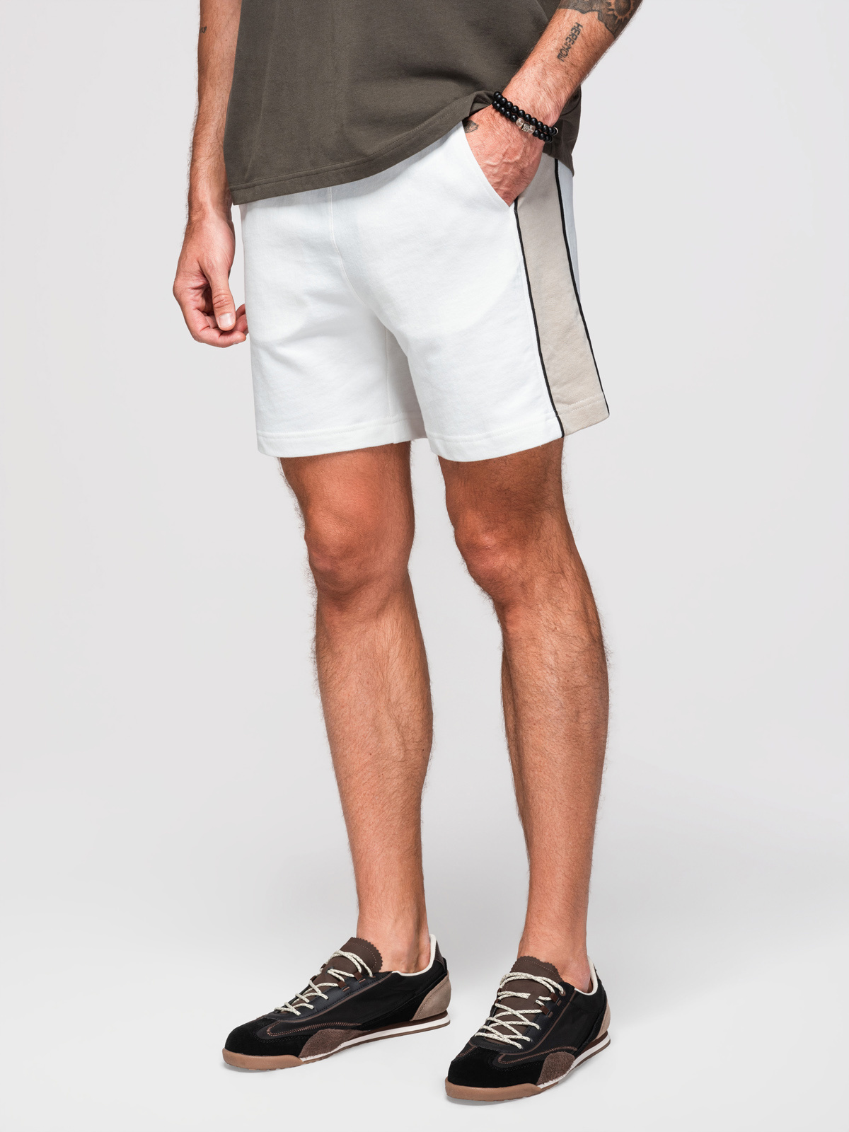 Ombre Men's short sweat shorts with wide stripes - broken white