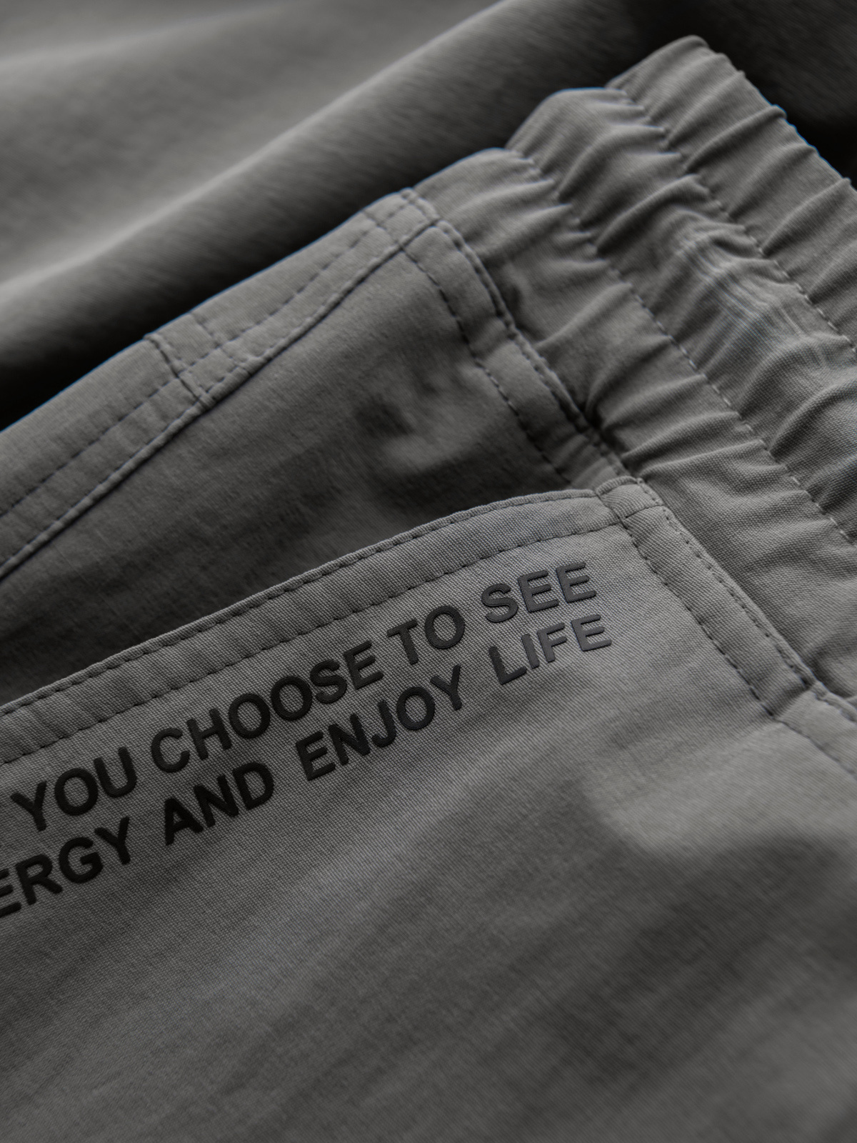 Ombre Men's jogger pants with cargo pockets and print - gray