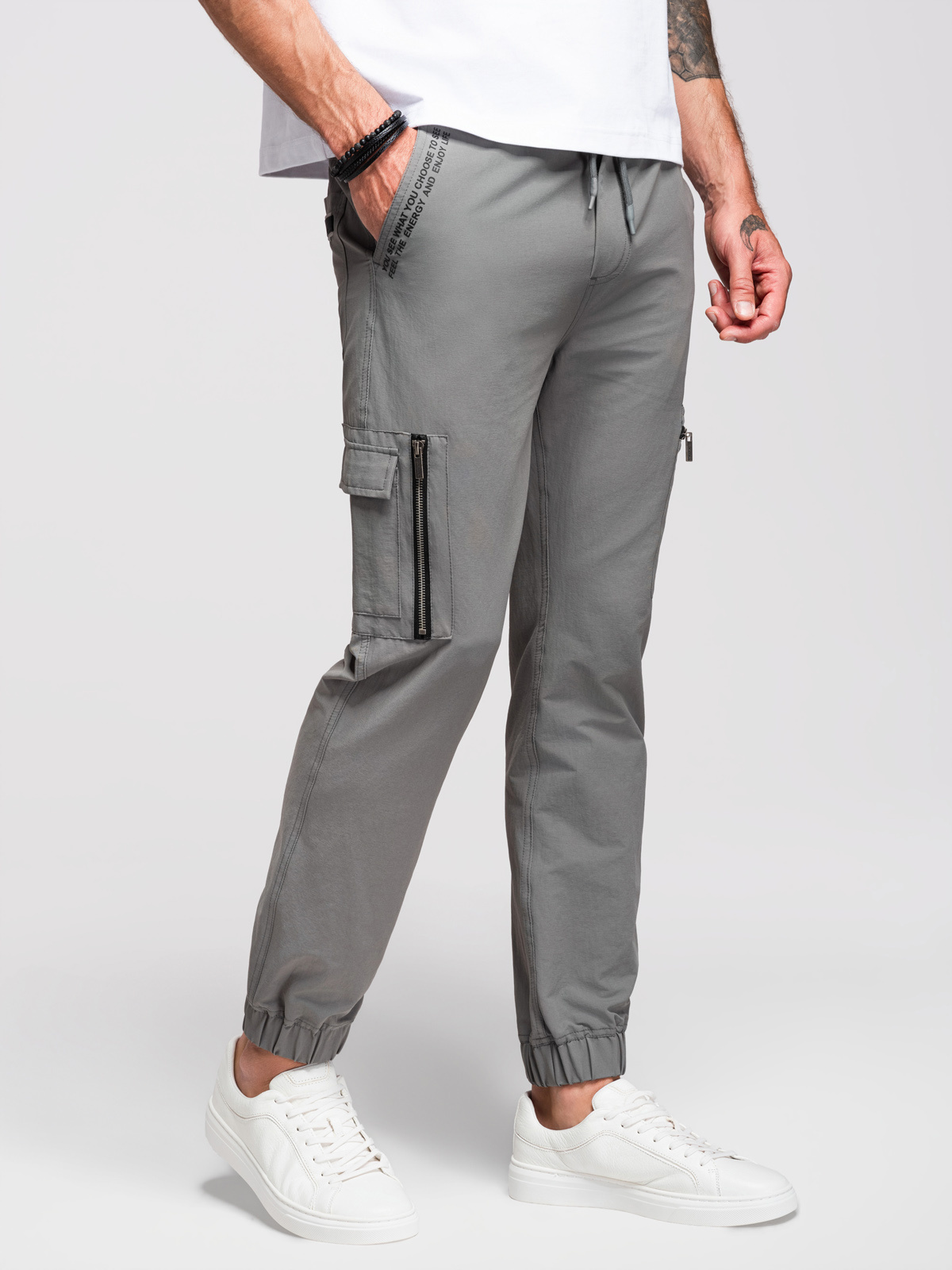 Ombre Men's jogger pants with cargo pockets and print - gray