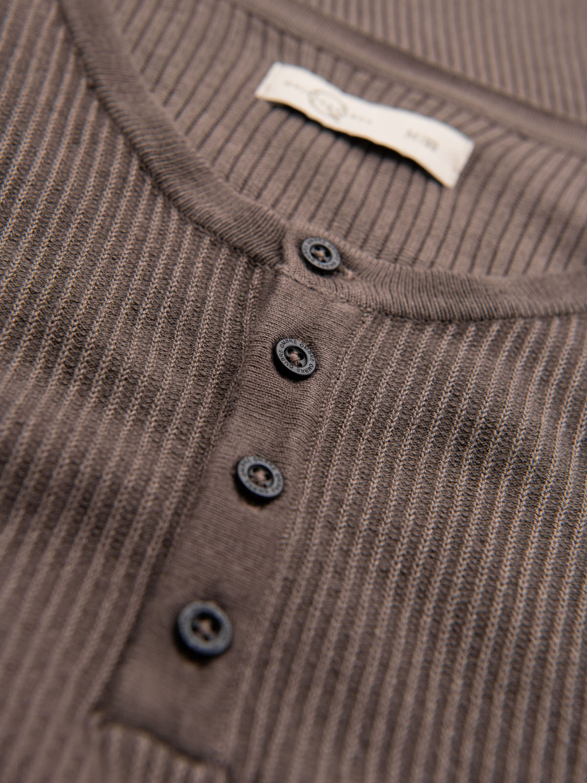 Ombre Men&#039;s knitted t-shirt with buttons at the neckline - ash