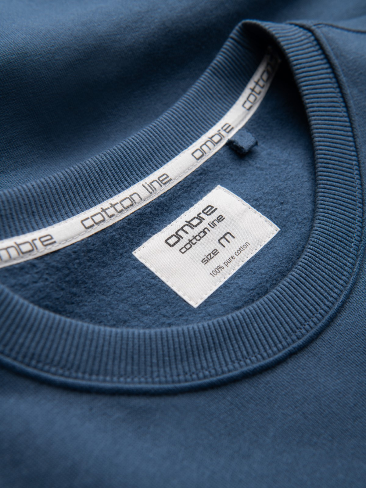 Ombre Men's BASIC sweatshirt with round neckline - navy blue