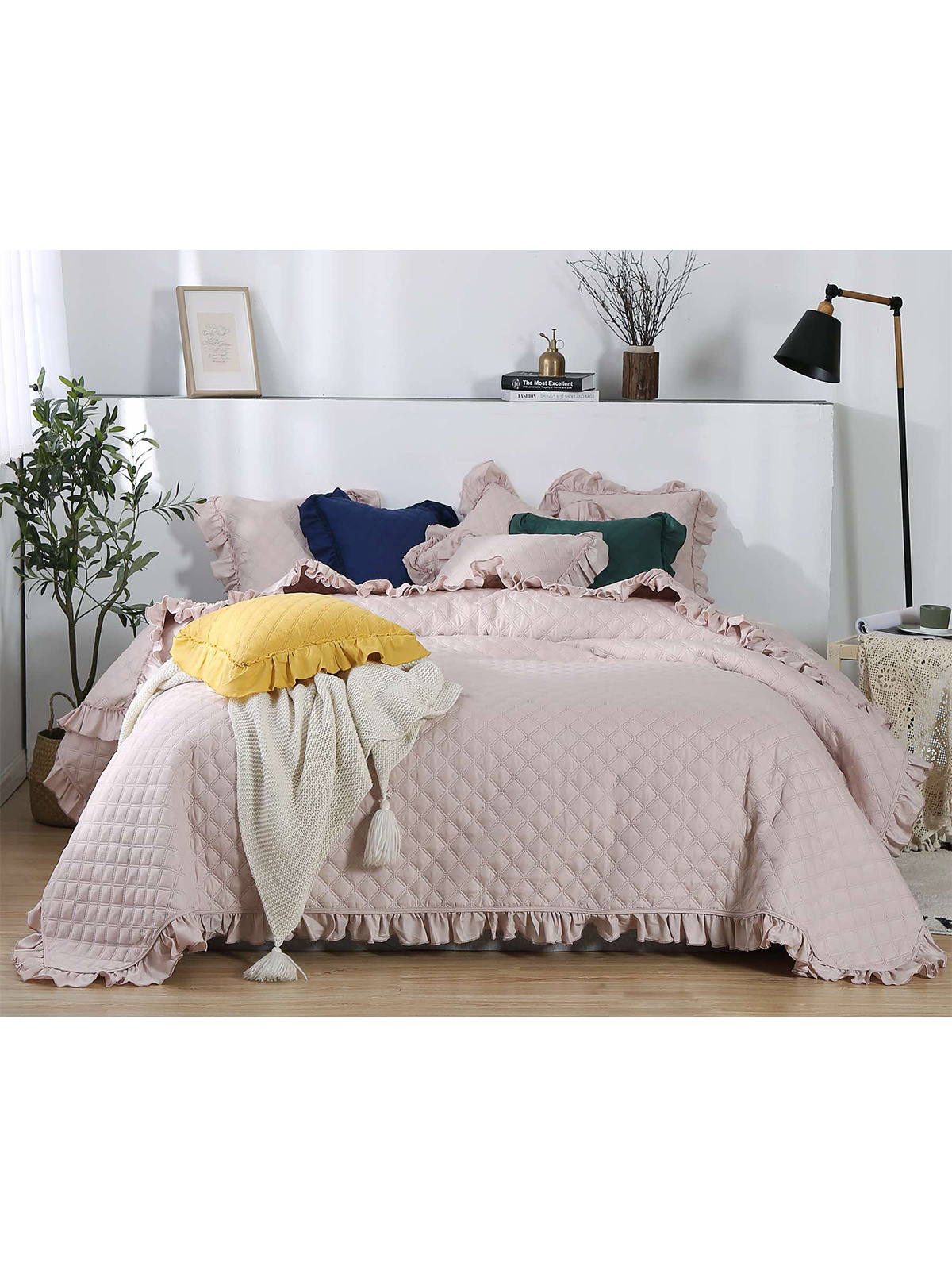 Edoti Quilted Bedspread Ruffy