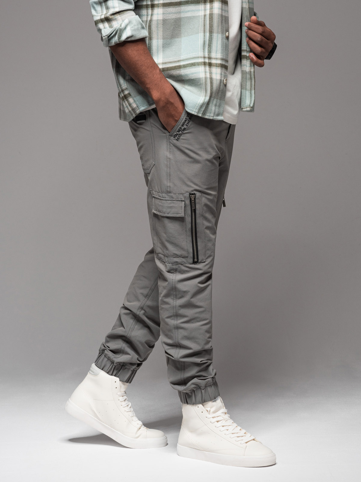 Ombre Men's jogger pants with cargo pockets and print - gray