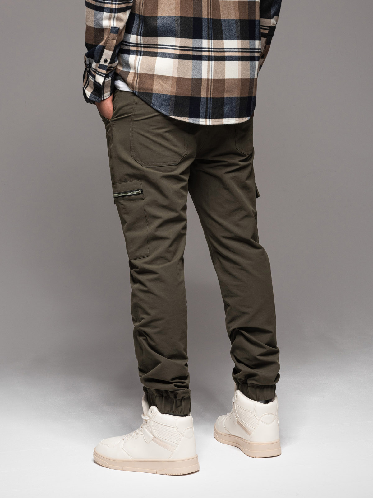 Ombre Men's jogger pants with cargo pockets and print - dark olive green