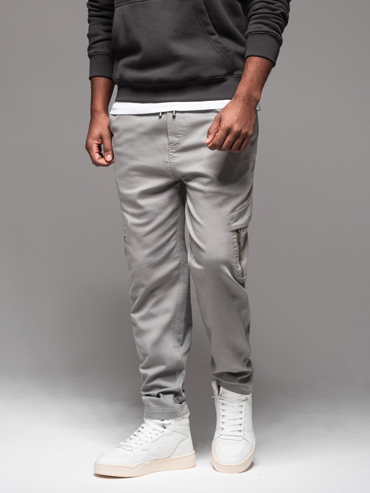 Ombre Men's knitted joggers with cargo pockets - light grey