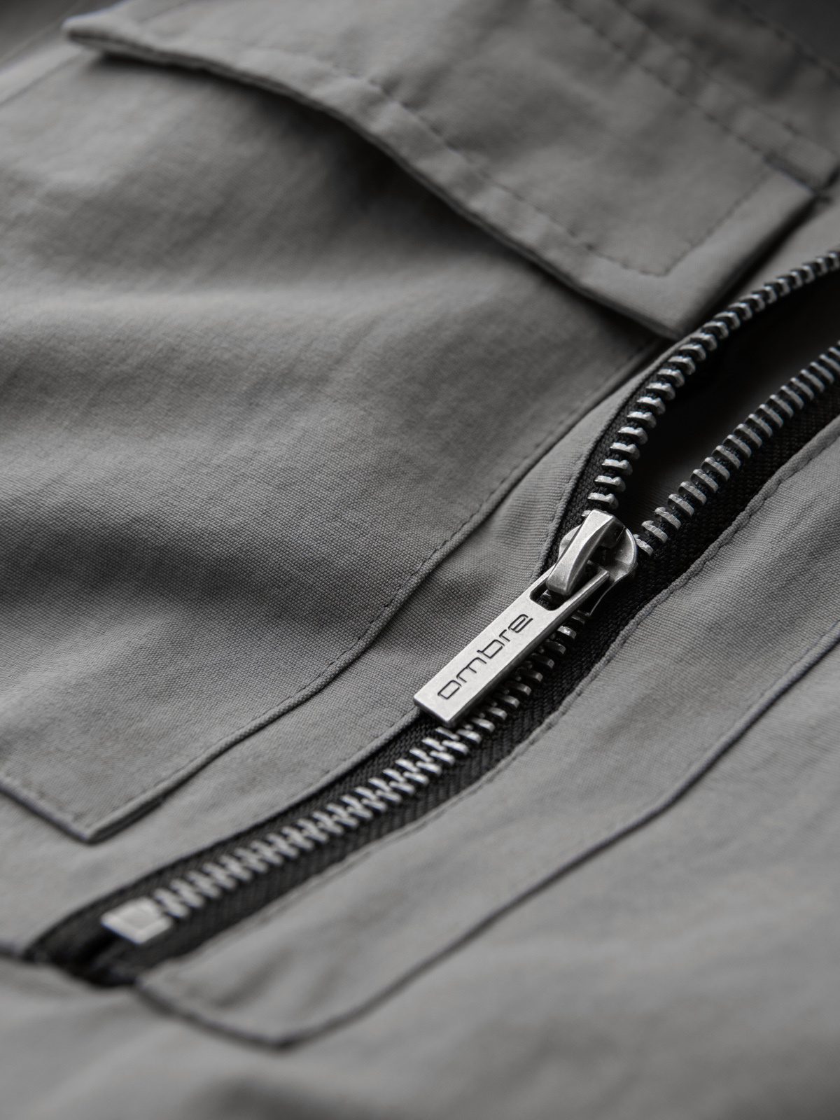 Ombre Men's jogger pants with cargo pockets and print - gray