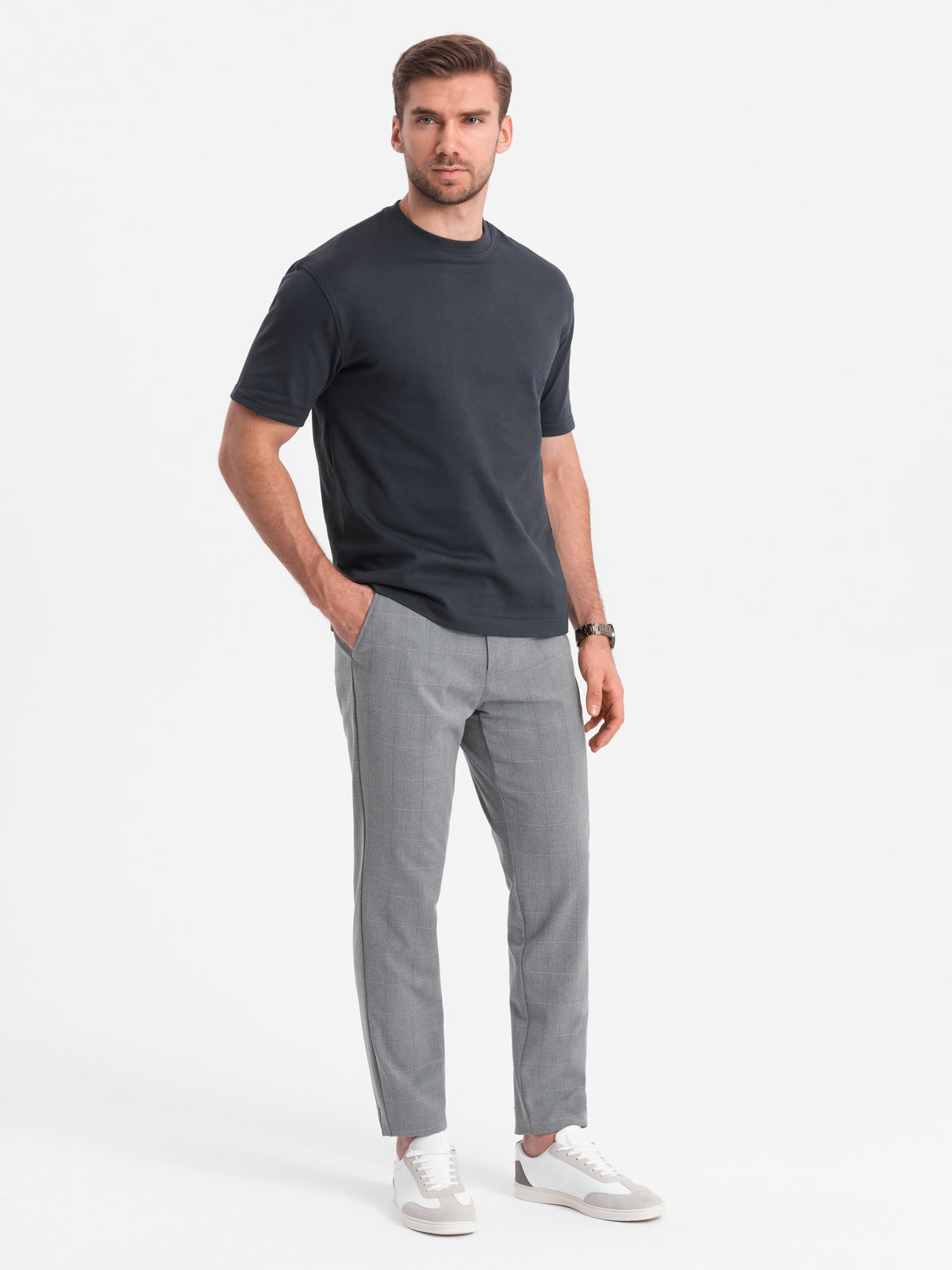 Levně Ombre Men's classic cut pants in a delicate check - grey