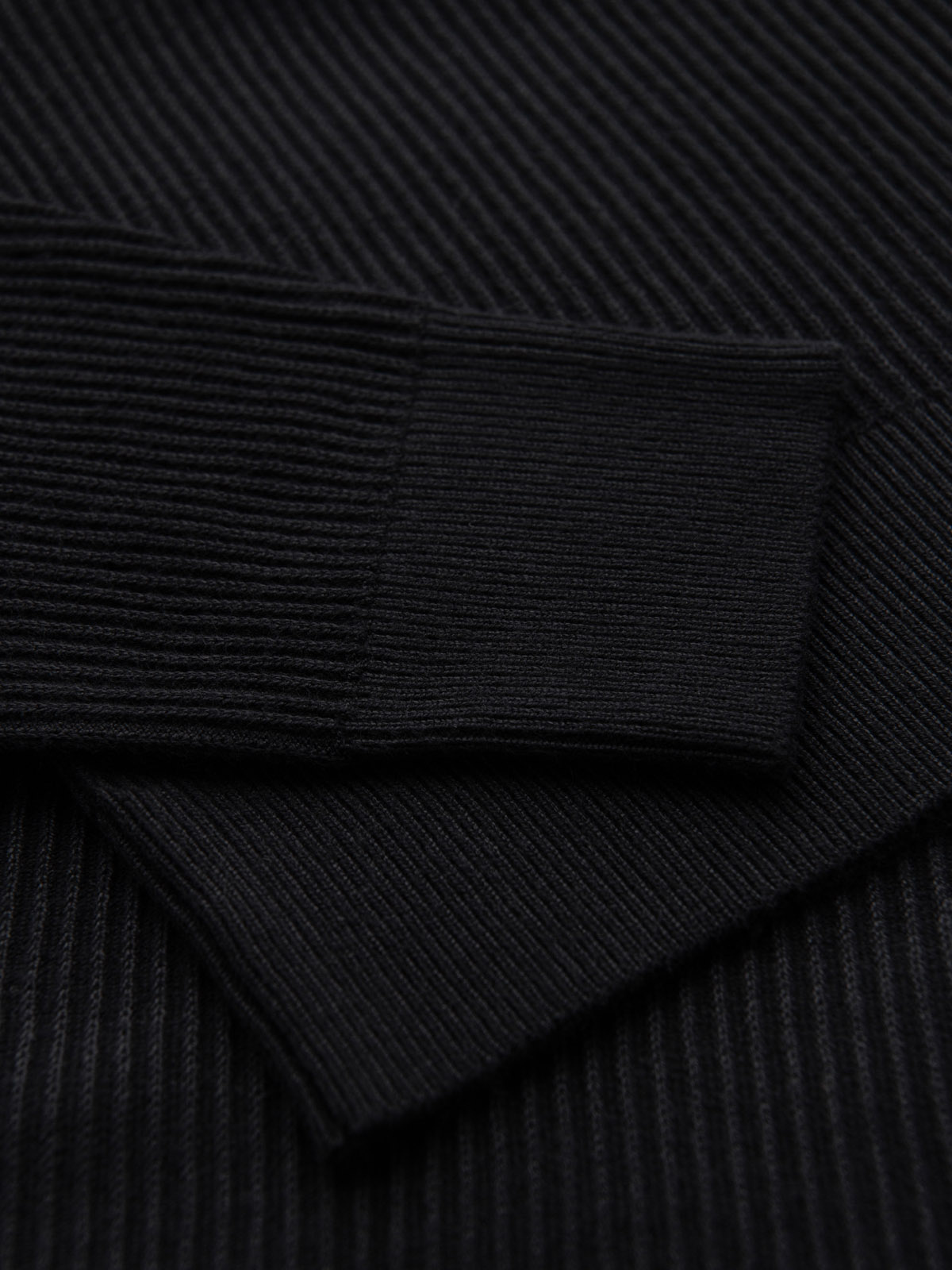Ombre Men&#039;s ribbed sweater with buttons at the neckline - black