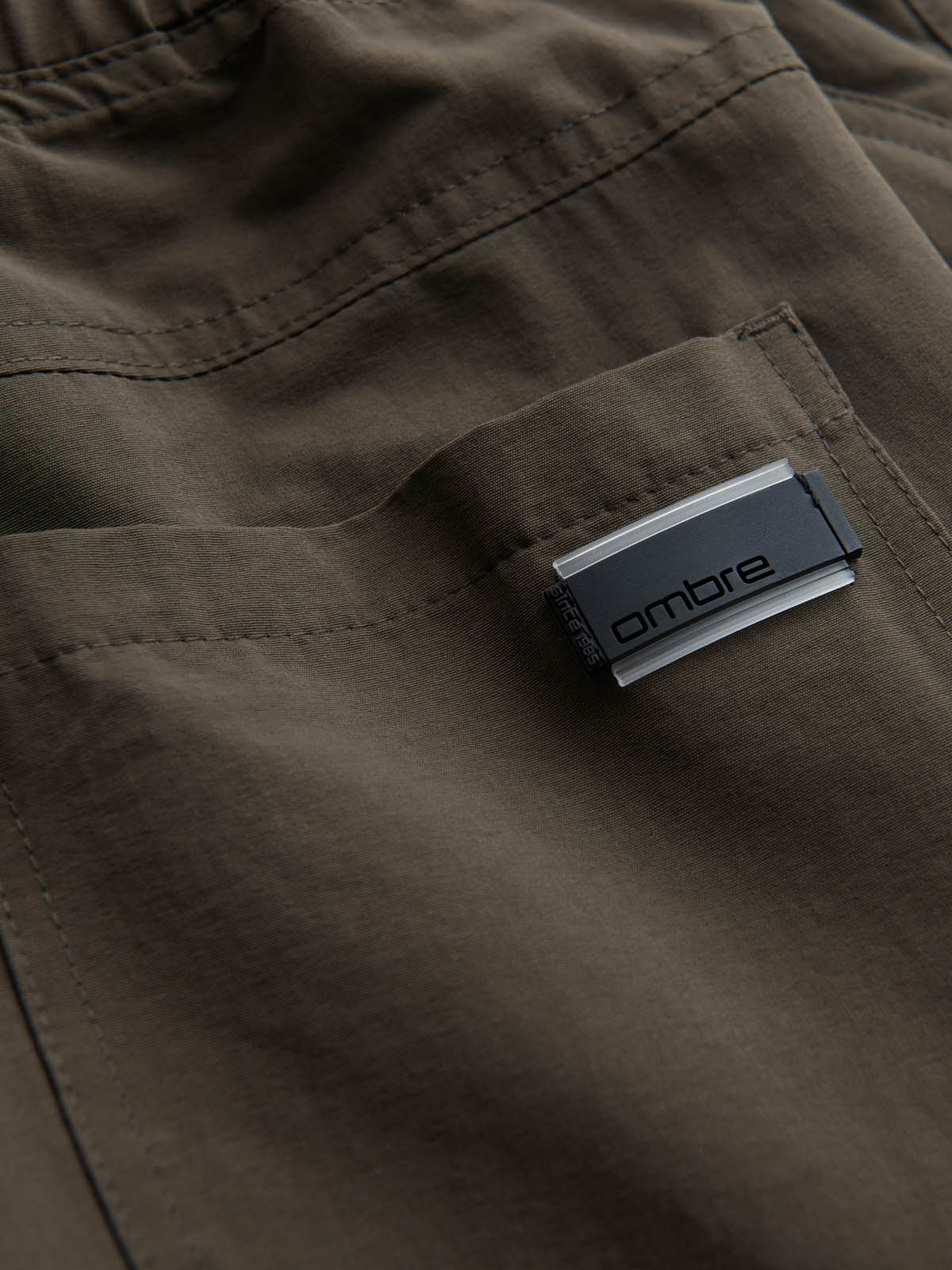 Ombre Men's jogger pants with cargo pockets and print - dark olive green