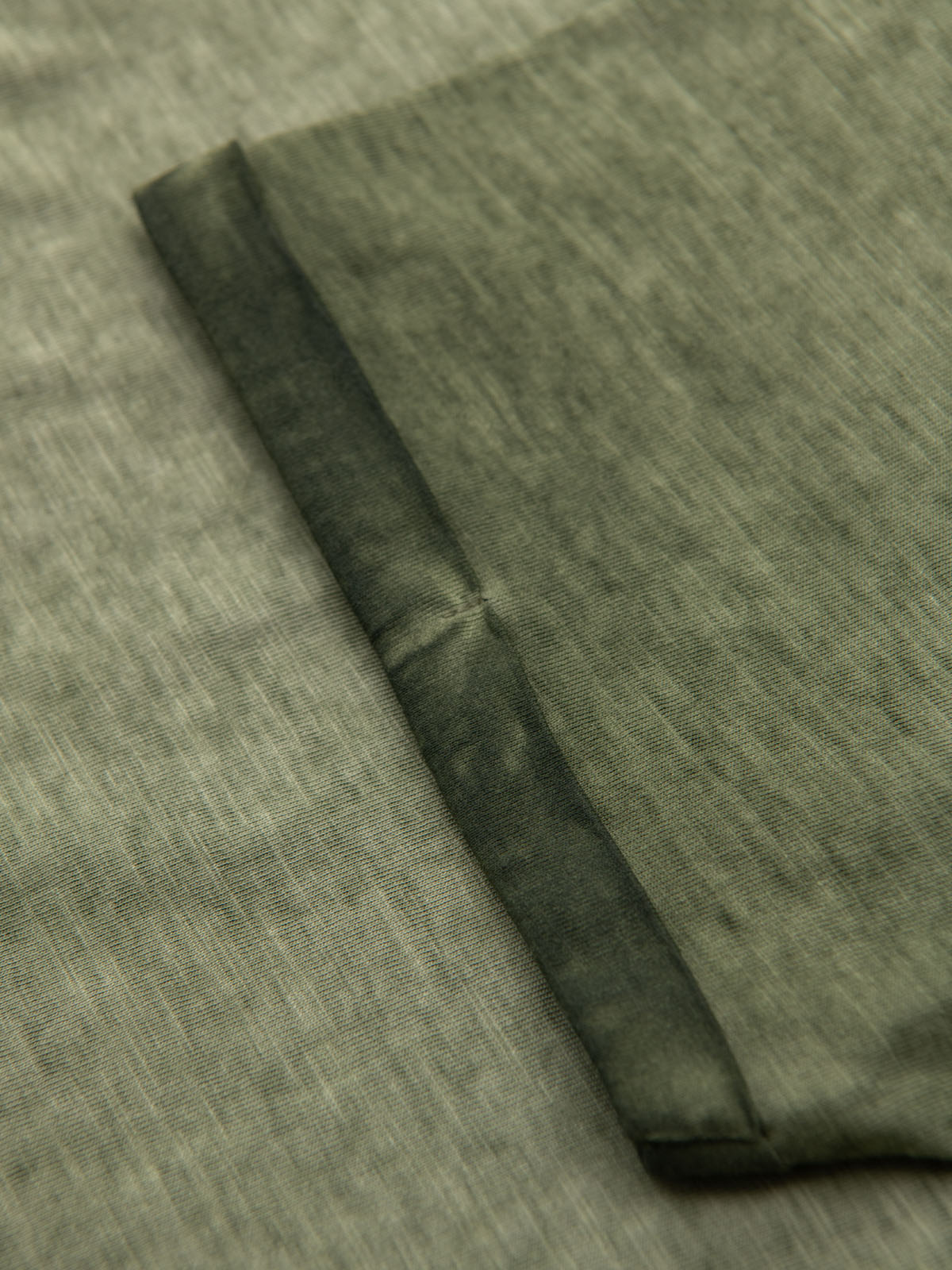 Ombre Men's cotton V-neck knit t-shirt with washed effect - olive