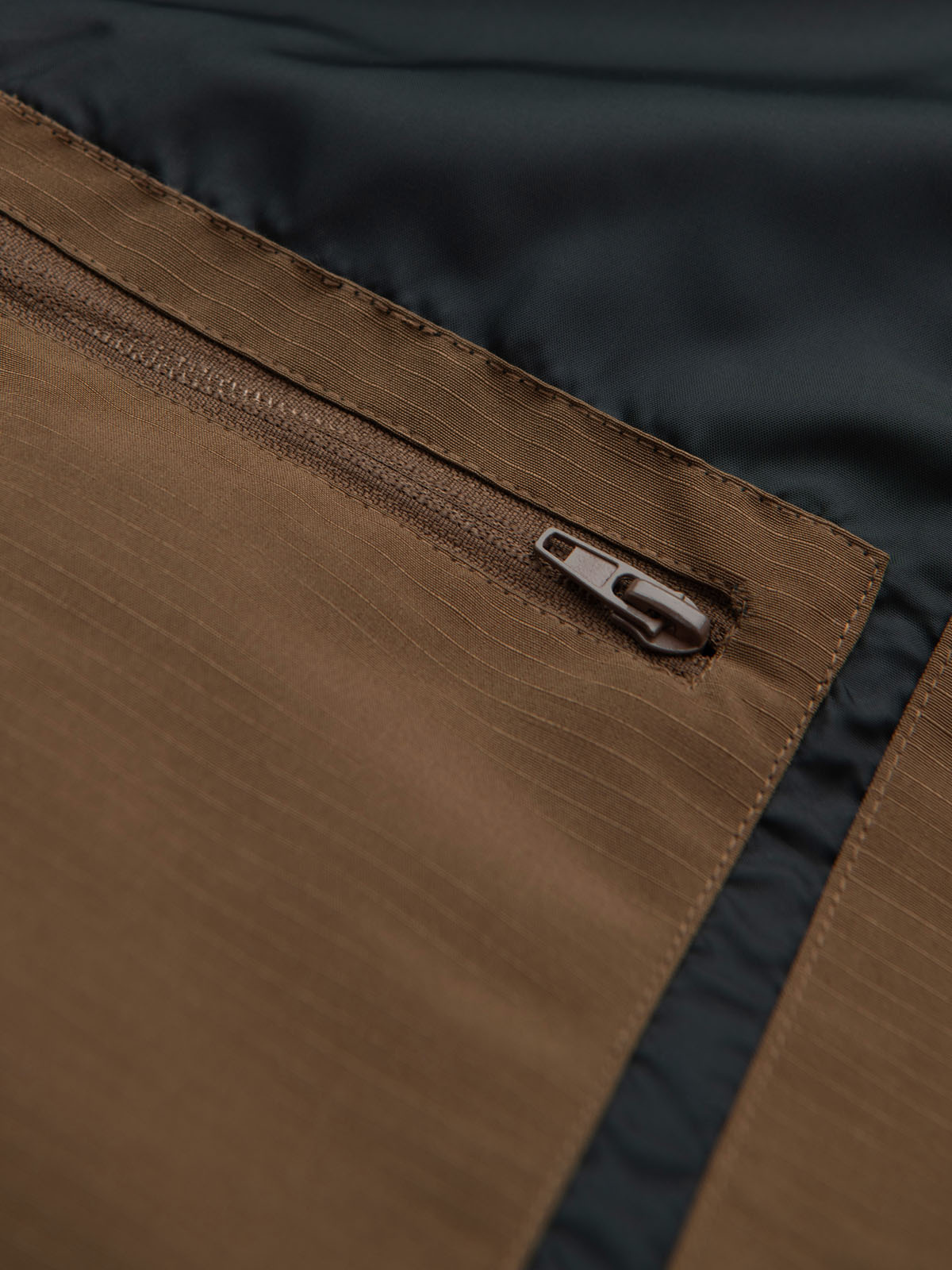 Ombre Men&#039;s lightweight storm jacket with hood - brown