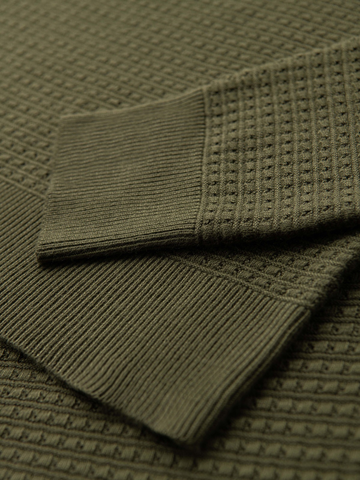 Ombre Structured men&#039;s sweater with round neckline - olive