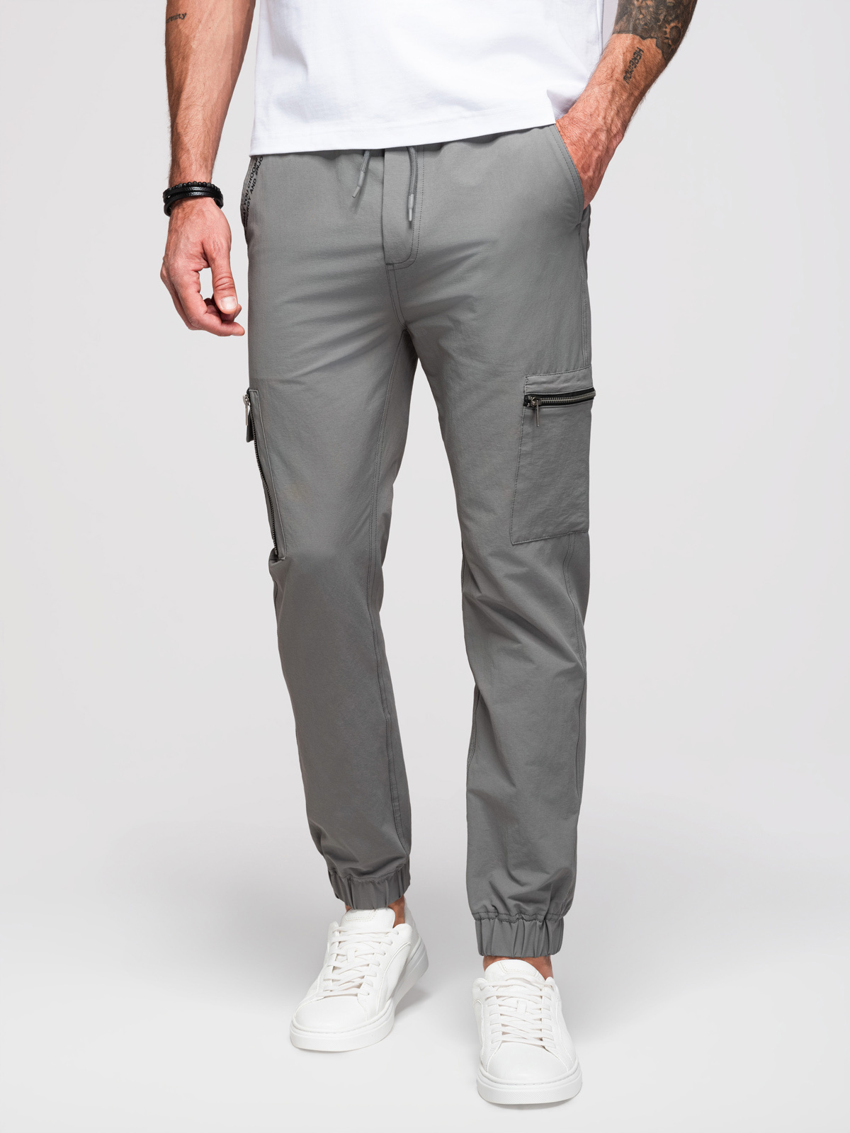 Ombre Men's jogger pants with cargo pockets and print - gray