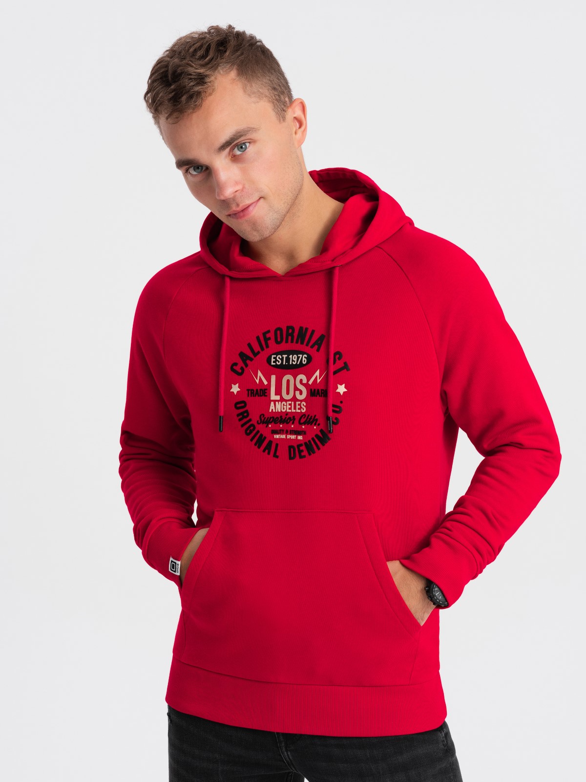 Levně Ombre Men's printed kangaroo sweatshirt - red