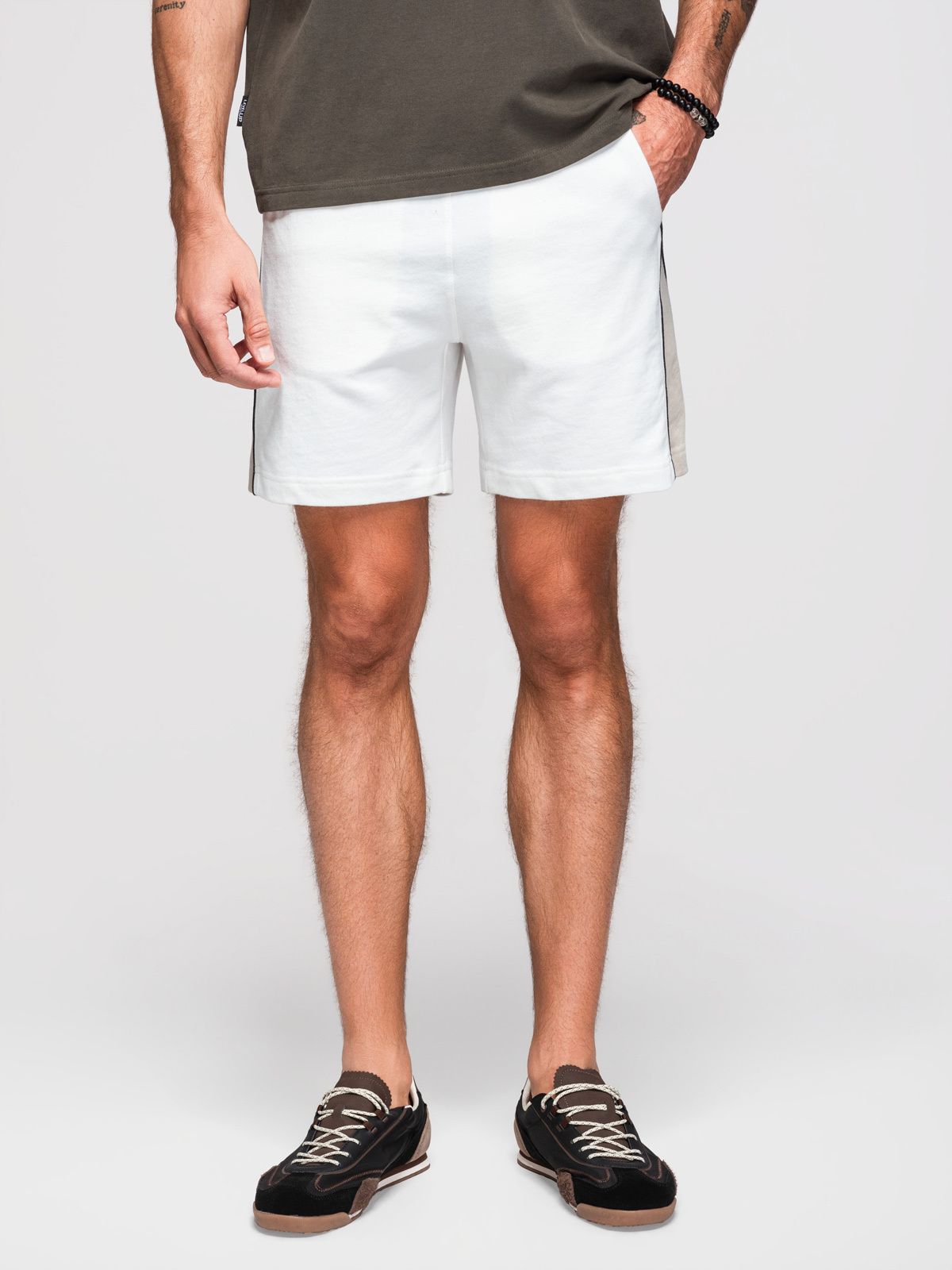 Ombre Men's short sweat shorts with wide stripes - broken white
