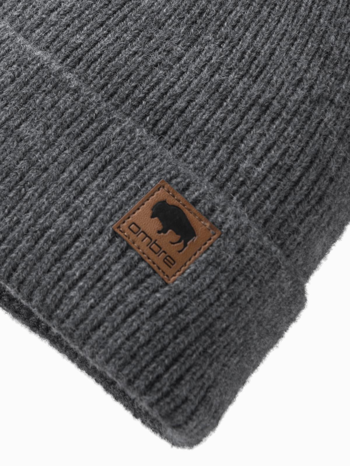 Ombre Men's knitted beanie cap with patch - grey melange
